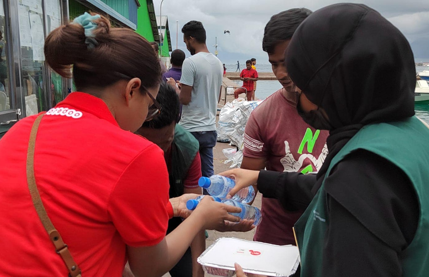 މީލް ޕެކް ބެހެމުގައި ހަރަކާތުގައި އުރީދޫގެ މުވައްޒަފުން -- ފޮޓޯ: އުރީދޫ