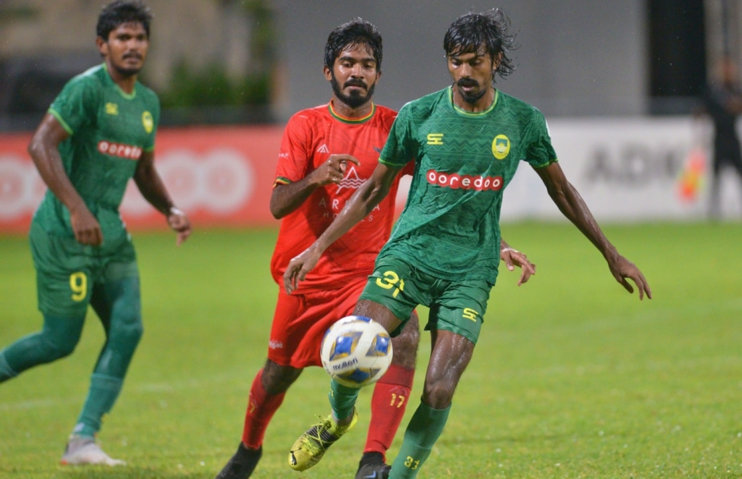 މާޒިޔާ އާއި ގްރާންޑޭ މިރޭ ކުޅުނު މެޗުގައި މާޒިޔާގެ އައިސަމް އިބްރާހިމް ޓޯނީ ބޯޅަ ހިފައިގެން ދާން މަސައްކަތް ކުރަނީ: މާޒިޔާ މެޗު ކާމިޔާބު ކުރީ 5-0 ން --- ފޮޓޯ: އެފްއޭއެމް