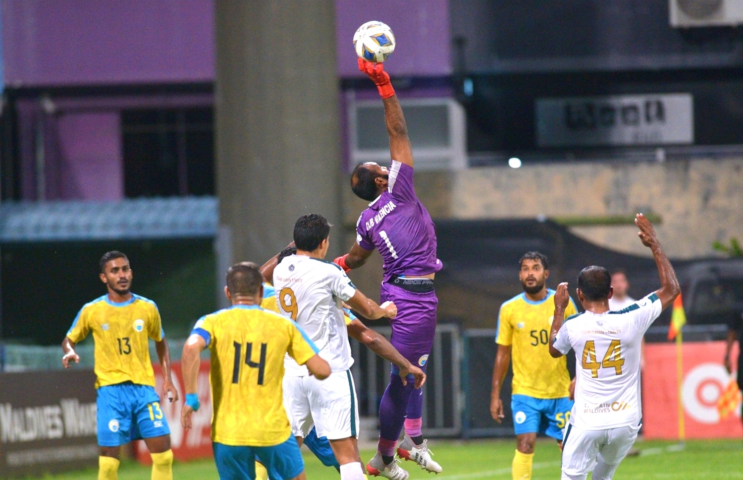 ގްރީން އިން ފޮނުވާލި ހަމަލާއެއް ދިފާއު ކުރަން ވެލެންސިއާގެ ކީޕަރު ތޮލާލް މަސައްކަތް ކުރަނީ: ޑޮމެސްޓިކް ސީޒަންގައި އެންމ ފަހުން ކުޅުނު ފަސް މެޗުން ވެސް ވެލެންސިއާ އަށް މޮޅުވެވިފައެއް ނުވޭ --- ފޮޓޯ: އެފްއޭއެމް