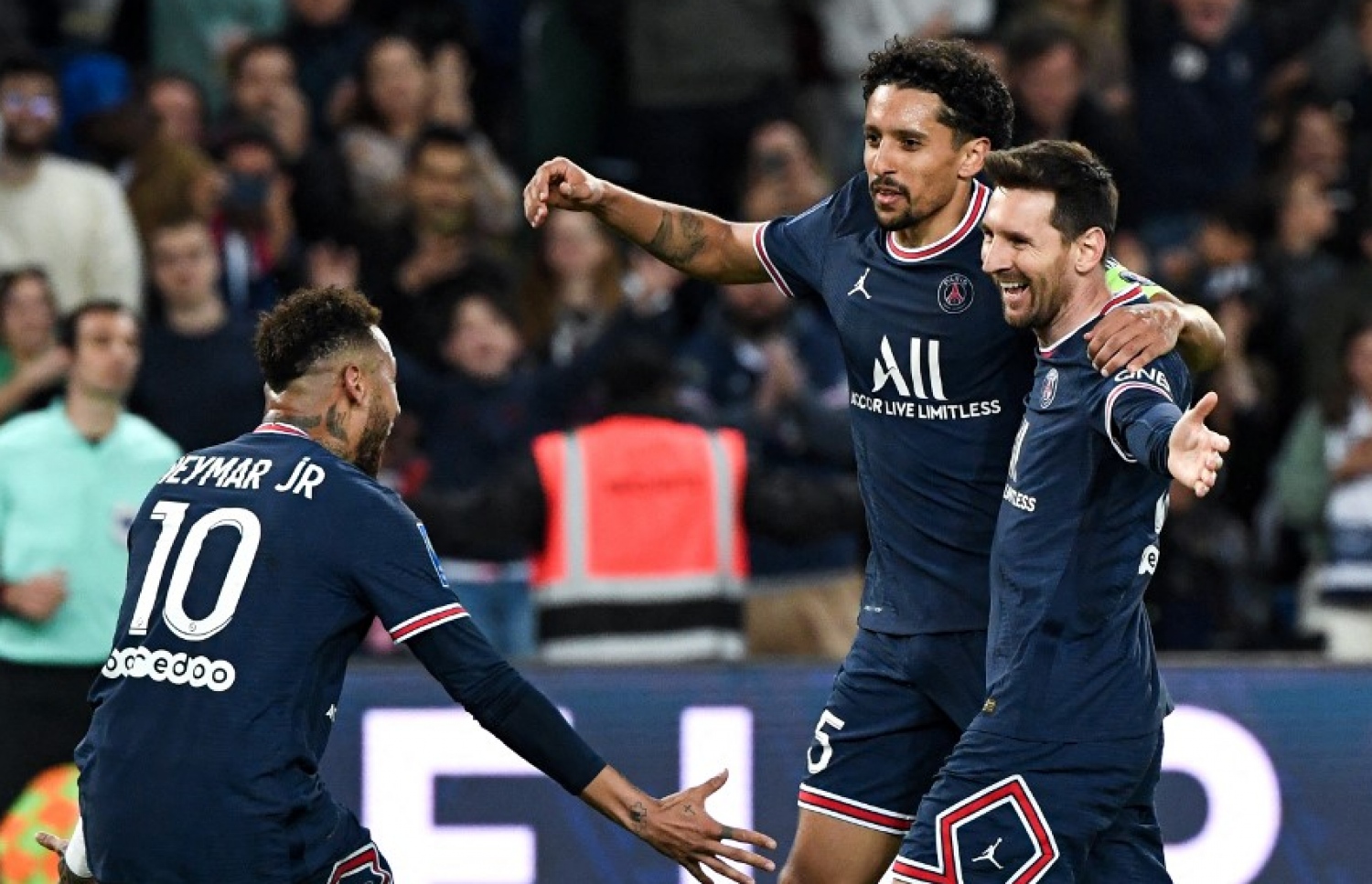 މެސީ ލަނޑު ޖެހުމަށް ފަހު ކެޕްޓަން މާކީނިއޯސް އަދި ނޭމާ އާއެކު އުފާފާޅުކުރަނީ.-- ފޮޓޯ އޭއެފްޕީ