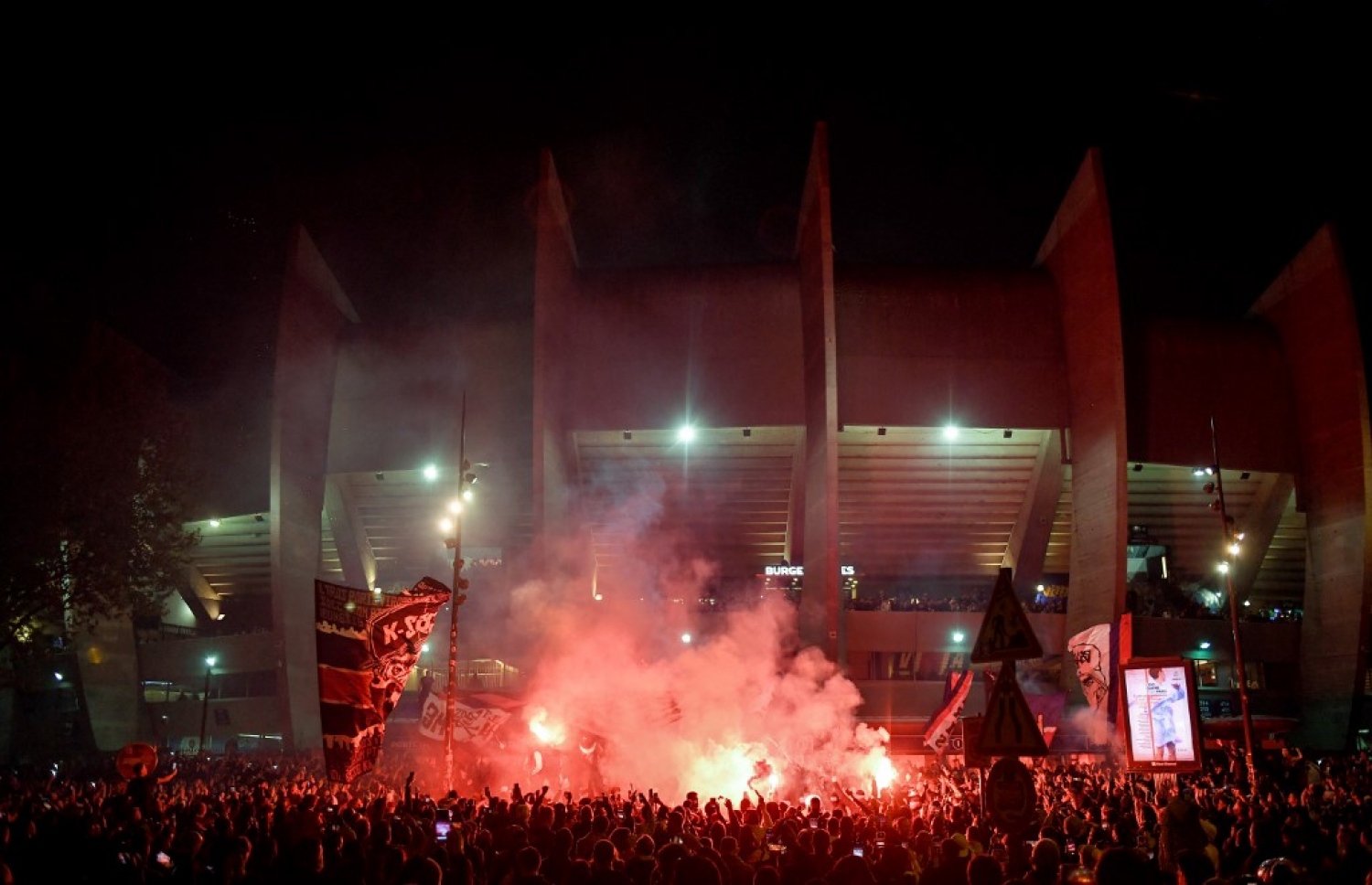 ޕީއެސްޖީގެ ސަޕޯޓަރުން މެޗަށް ފަހު ޓީމު ކުޅުންތެރިންނާ ވަކިން ދަނޑު ބޭރުގައި އުފާފާޅުކުރަނީ.-- ފޮޓޯ: އޭއެފްޕީ