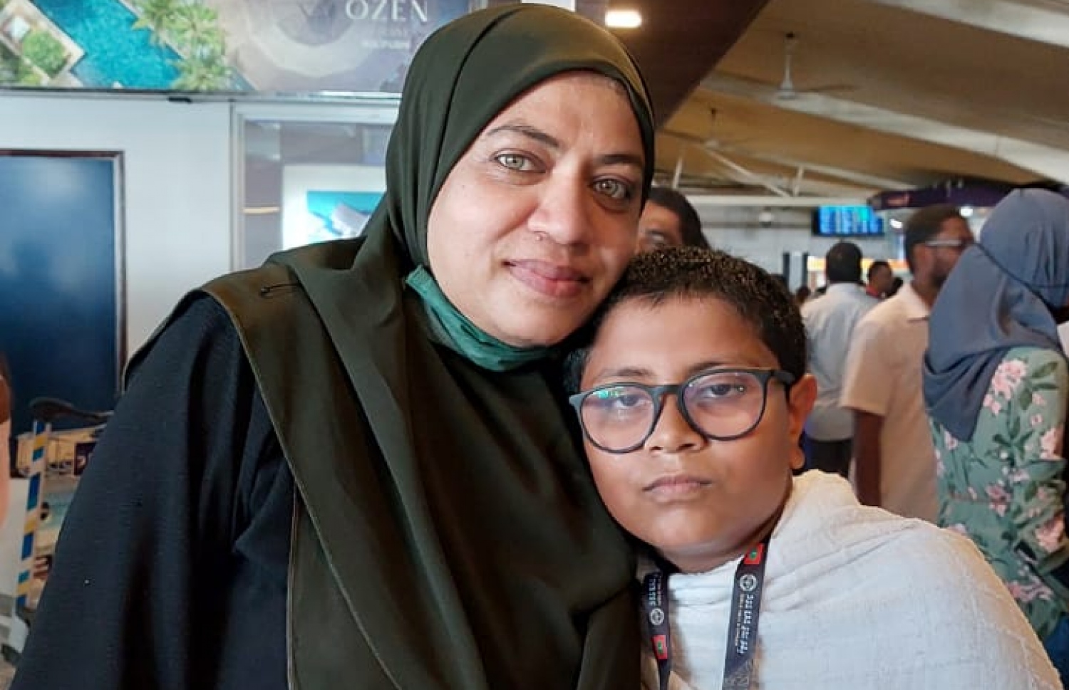 މި ފަހަރުގެ އުމްރާ އަށް ފުރުމުގެ ކުރިން އިލްޔަސައު އޭނާގެ މަންމަ އާފިޔާއާއެކު އެއާޕޯޓްގައި ފޮޓޯއެއް ނަގަނީ.