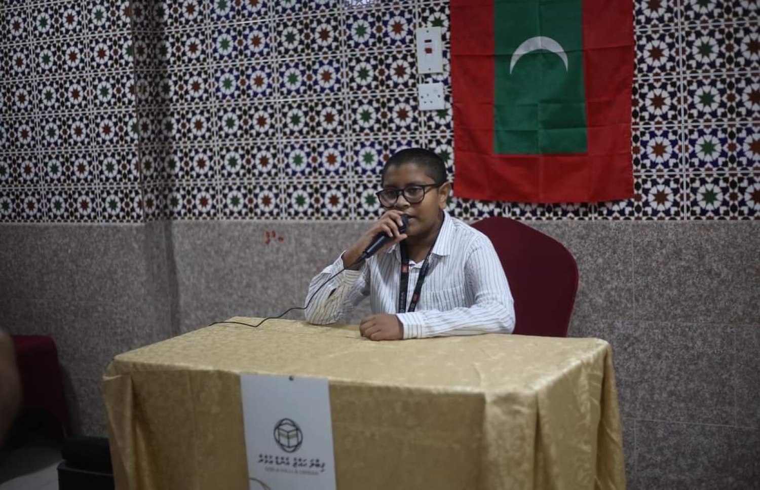 ގިބްލަ ހައްޖު އެންޑް އުމްރާ ގްރޫޕްގެ މީހުންނަށް އިއްޔެ ރޭ ބޭއްވި ދީނީ ނަސޭހަތް ދިނުމުގެ ސެޝަންގައި އިލްޔަސައު ގުރުއާން ކިޔަވަނީ.