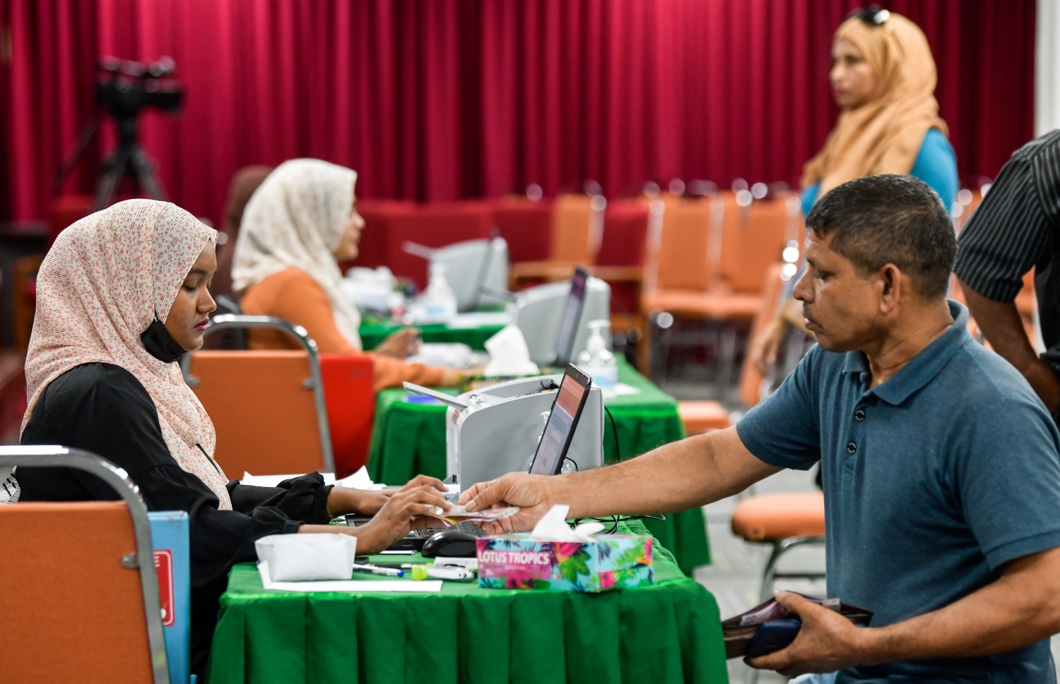 މީހަކު ޒަކާތް ދައްކަނީ: ފައިލް ފޮޓޯ: ފަޔާޒު މޫސާ/ މިހާރު