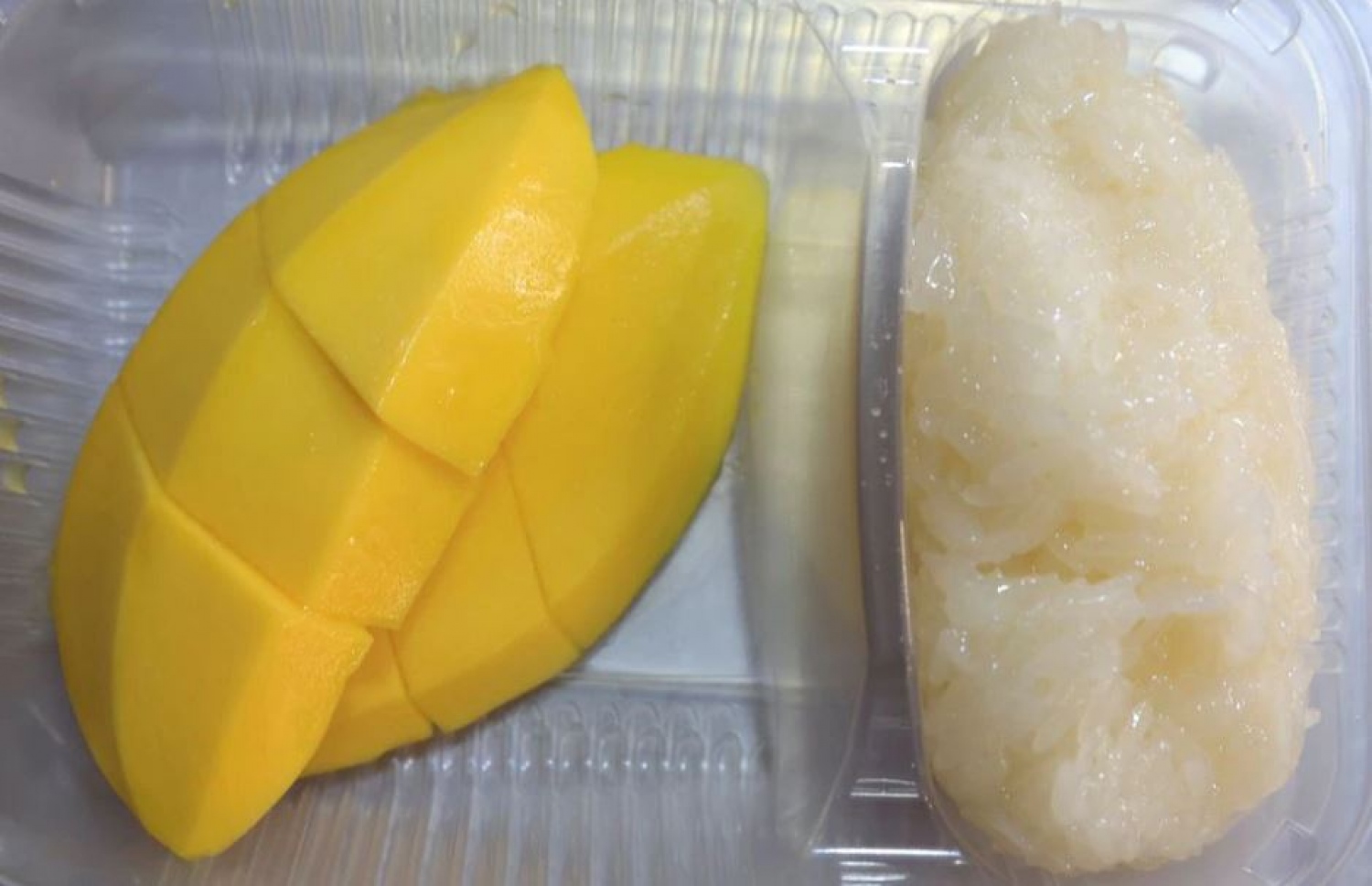 ތައިލެންޑްގައި މަޝްހޫރު ޑެސާޓެއް ކަމަށްވާ މެންގޯ ސްޓިކީ ރައިސް -- ފޮޓޯ: ރޮއިޓާސް