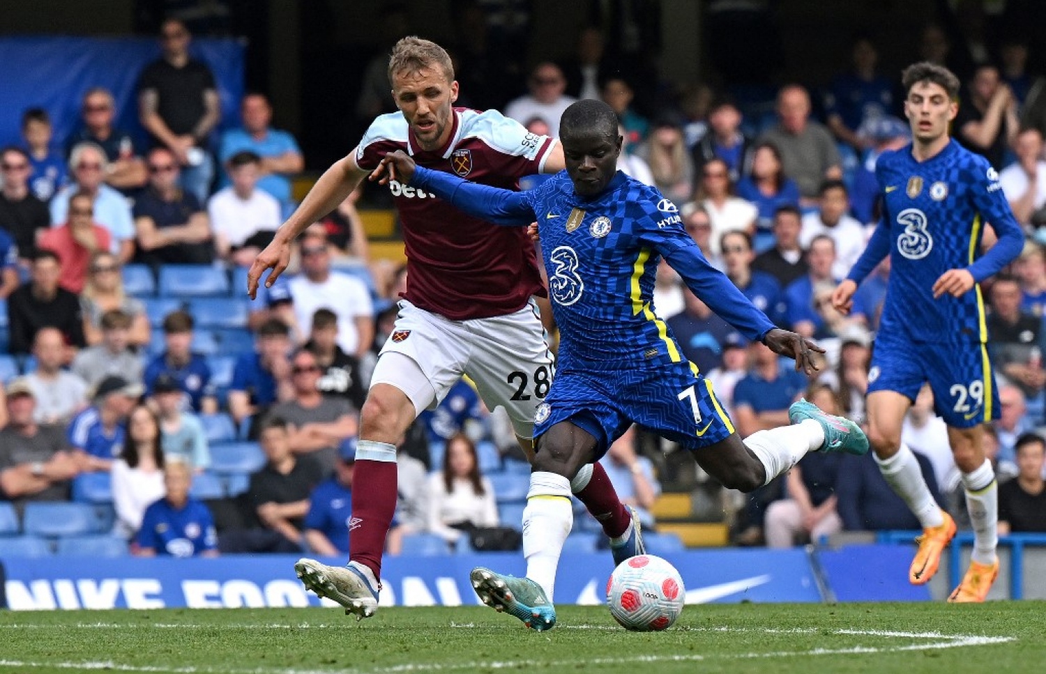 ކަންޓޭ ފުރަތަމަ ހާފުގައި ދުރުން ހަމަލާއެއް ފޮނުވާލަނީ.-- ފޮޓޯ: އޭއެފްޕީ