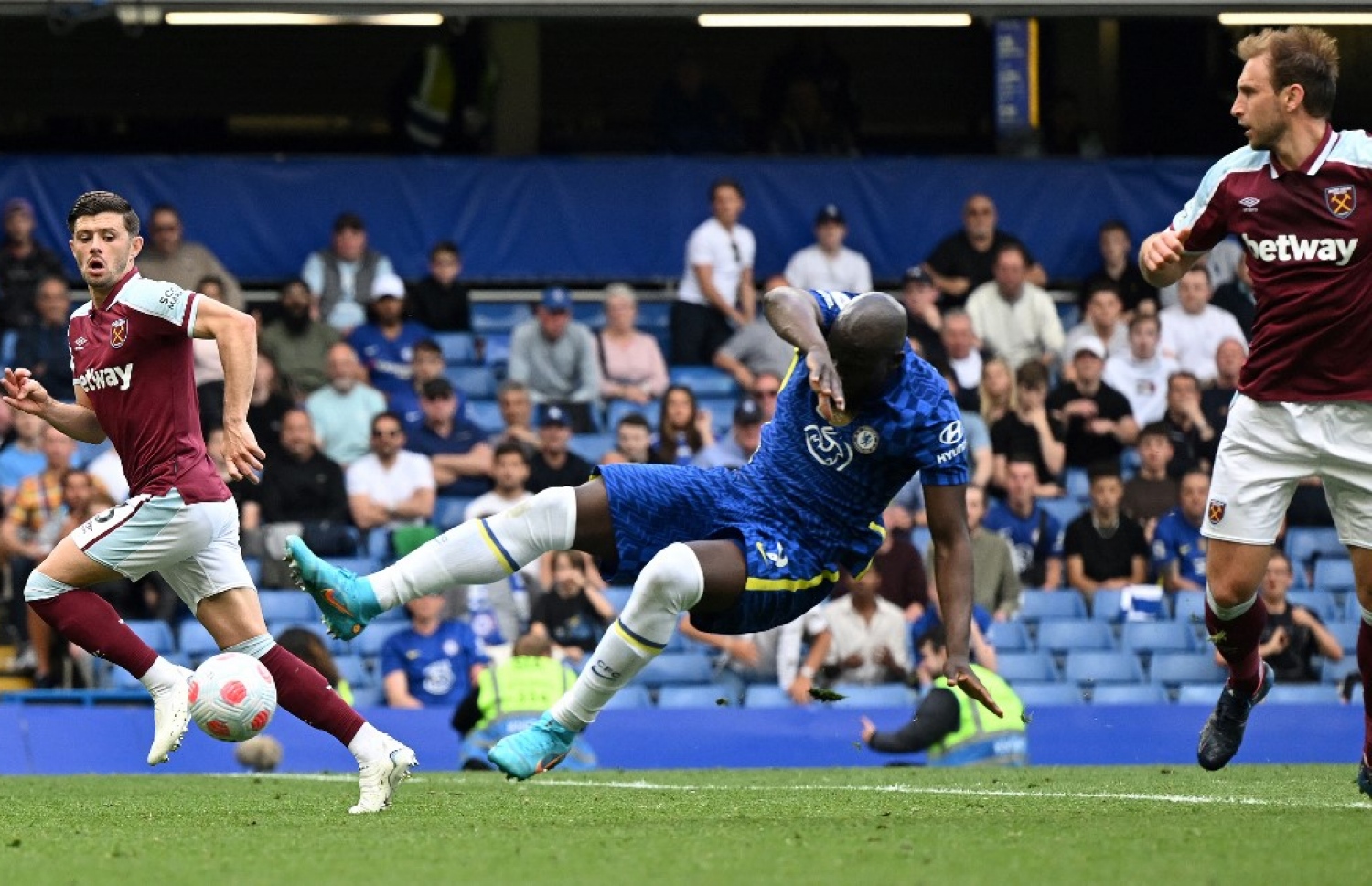 ލުކާކޫ ހުސްކޮށް ކުރިއަށް އަރަނިކޮށް ޑޯސަން އޭރިއާ ތެރެއިން އޭނާ ގައިގައި ހިފެހެއްޓުމުން ވެއްޓެނީ: އެ ފައުލަށް ޗެލްސީ އަށް ވަނީ މެޗުގައި ޕެނަލްޓީއެއް ވެސް ލިބިފައި.-- ފޮޓޯ: އޭއެފްޕީ