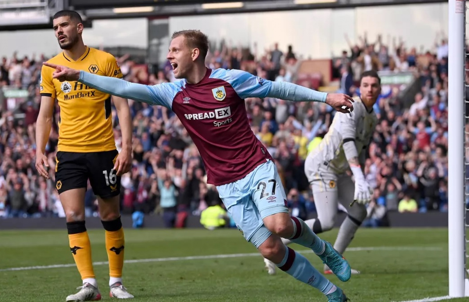 ވީޑްރާ މިރޭގެ މެޗުގައި ވުލްވްސް ކޮޅަށް ލަނޑު ޖެހުމަށް ފަހު އުފާފާޅުކުރަނީ.-- ފޮޓޯ: ގެޓީ އިމޭޖަސް