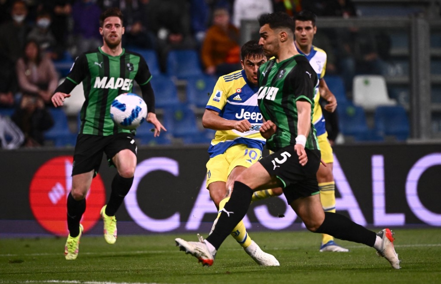 ޑިބާލާ، ޔުވެންޓަސް އަށް ނަތީޖާ އެއްވަރު ކޮށްދިން ލަނޑު ޖަހަނީ.-- ފޮޓޯ: އޭއެފްޕީ