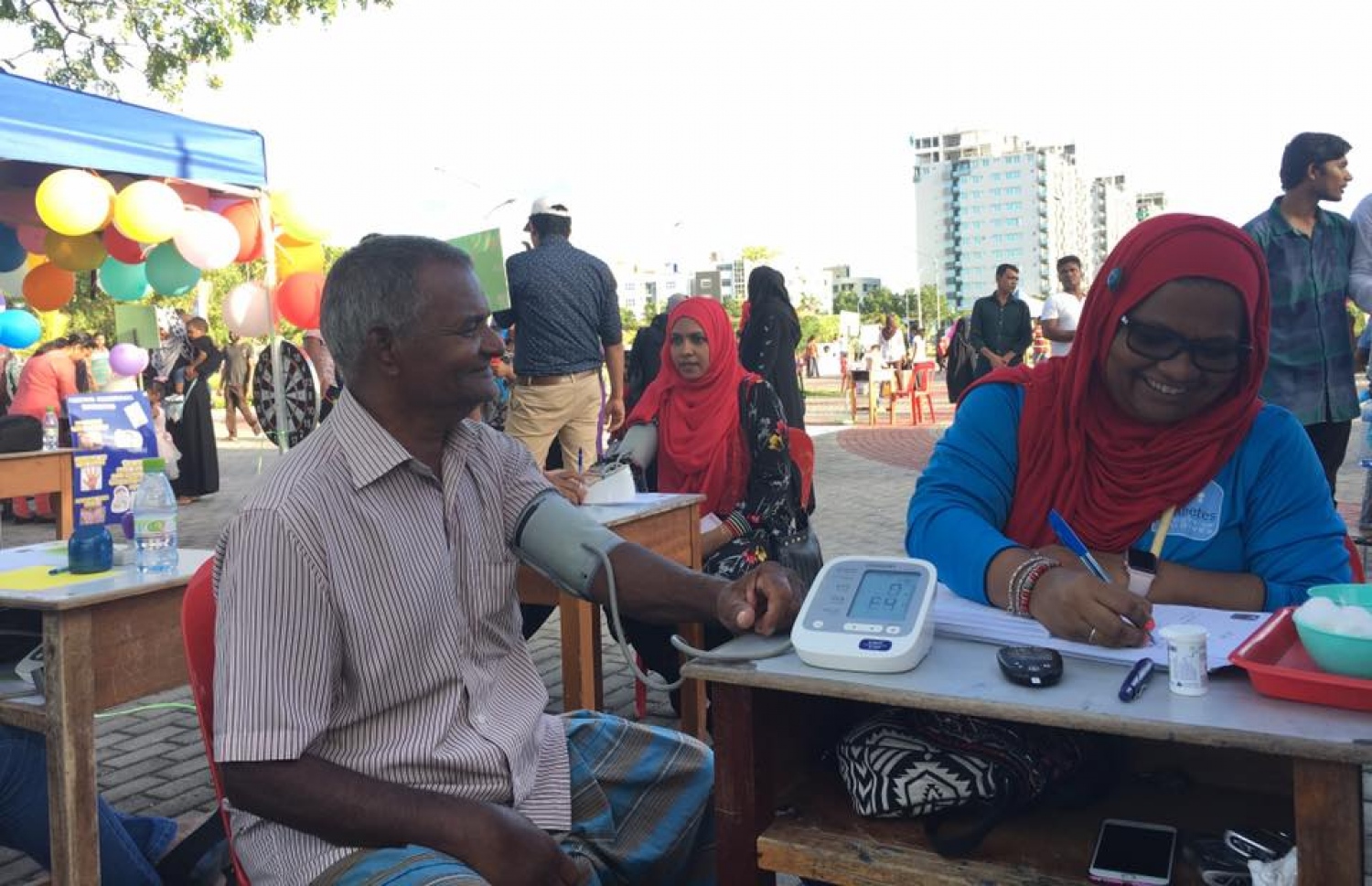 އުމުރުން ދުވަސްވީ މީހަކު ހަކުރު ބައްޔަށް ޓެސްޓްކުރަނީ.