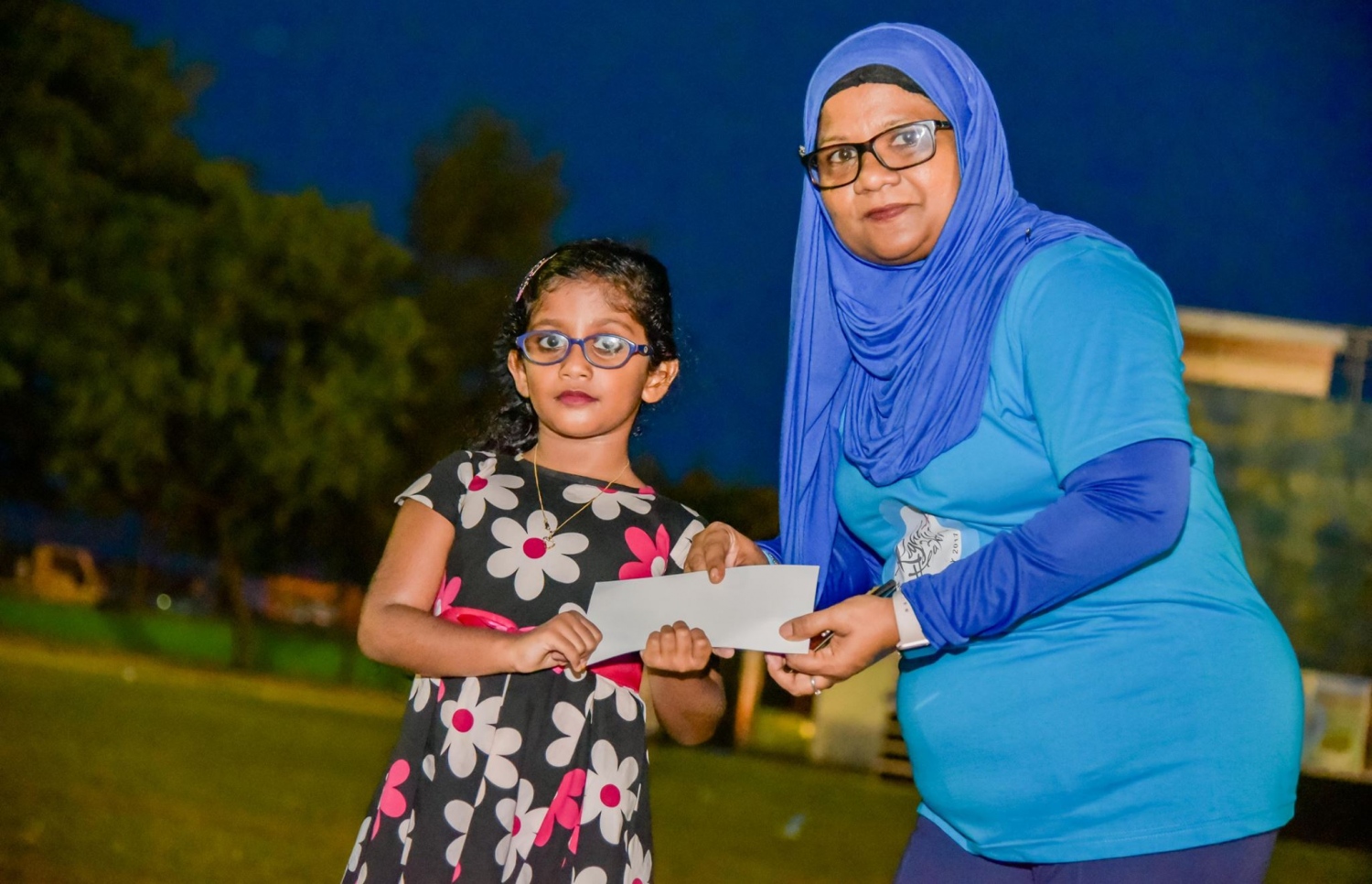 ޖަމިއްޔާ އިން ހިންގި ޕްރޮގްރާމަކަށް ފަހު ސީއީއޯ ޝިރުހާނާ ކުއްޖަކާ ހަނދާނީ ލިއުމެއް ހަވާލުކުރައްވަނީ.