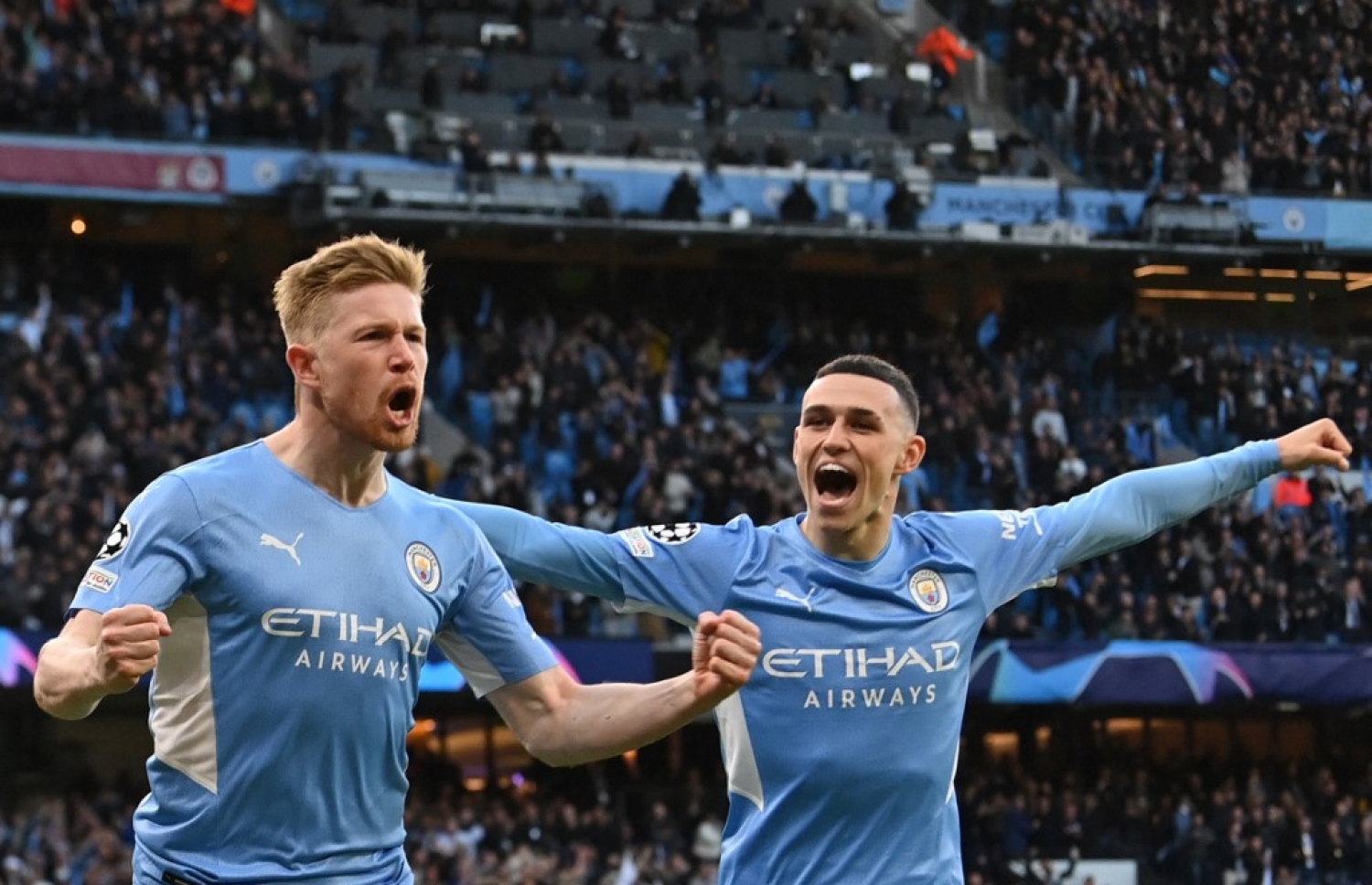 ކެވިން ޑިބްރޭނާ (ވ)، ސިޓީ އަށް މެޗުގެ ފުރަތަމަ ލަނޑު ޖަހައި ލީޑު ނަގައިދިނުމަށް ފަހު ފޮޑެން (ކ) އާއެކު އުފާފާޅުކުރަނީ. ސިޓީގެ ތިންވަނަ ލަނޑު ޖެހީ ފޮޑެން.-- ފޮޓޯ: އޭއެފްޕީ