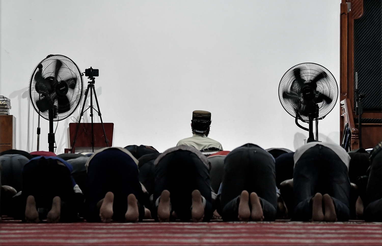 އިބްރާހިމީ މިސްކިތުގައި ހަތާވީސް ވިލޭރޭގެ ދަމުނަމާދުގައި ތިބި މީހުން ސަޖިދާގައި. -- ފޮޓޯ: ނިޝާން އަލީ/މިހާރު