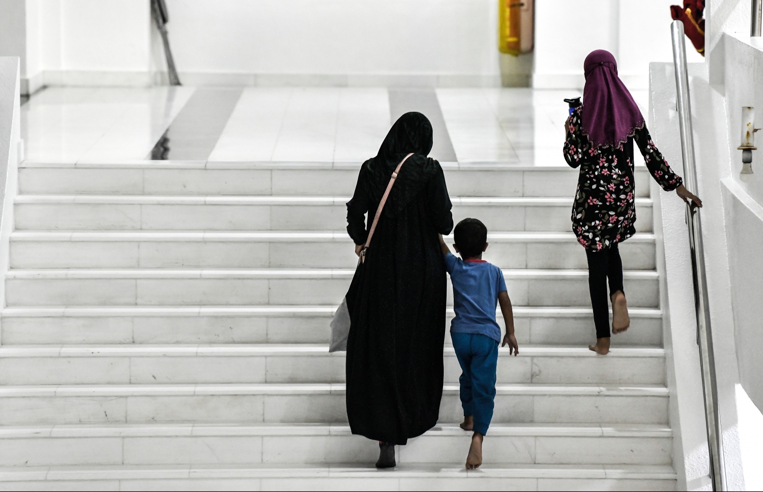 ހަތާވީސް ވިލޭރޭގެ ދަމުނަމާދު ކުރުމަށްޓަކައި މަންމައަކު ދެ ކުދިން ގޮވައިގެން އިސްލާމީ މަރުކަޒަށް އަރަނީ. -- ފޮޓޯ: ނިޝާން އަލީ/މިހާރު