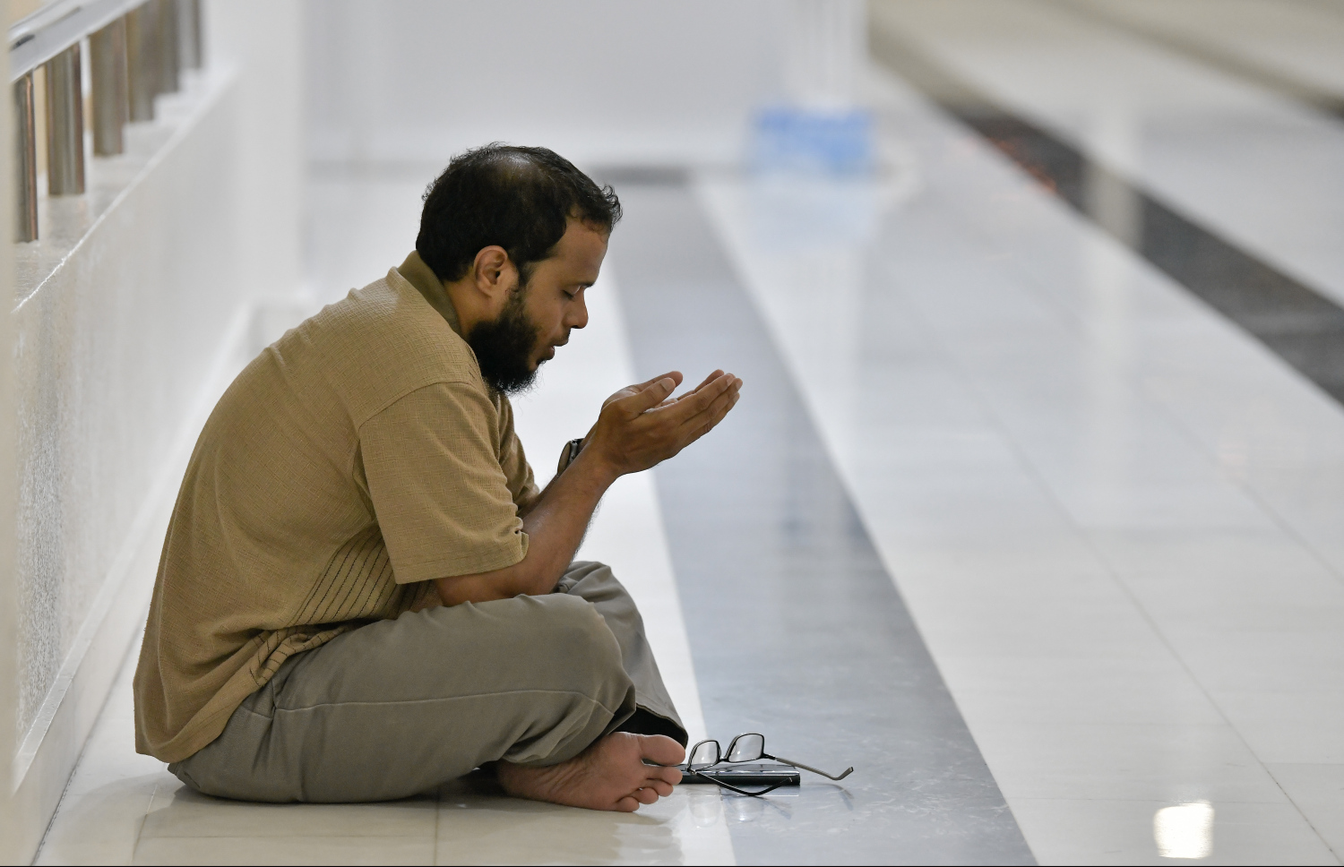 ރޭ އިސްލާމީ މަރުކަޒުގައި މީހަކު ދުއާ ކުރަނީ: ލައިލަތުލް ގަދްރި ވިލޭރޭ ހޯދުމަށް މަސައްކަތް ކުރުމާއި ދުއާކުރުމަކީ ވަރަށް މާތް ކަމެކެވެ. އެ ރޭގެ ހެޔޮކަން ލިބިއްޖެ މީހާއަކީ ބާއްޖަވެރިއެކެވެ. -- ފޮޓޯ: ނިޝާން އަލީ/މިހާރު