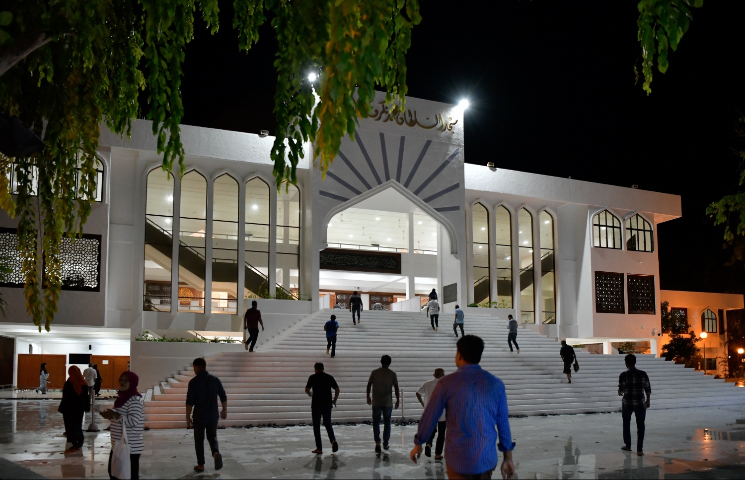 ހަތާވީސް ވިލޭރޭގެ ދަމުނަމާދު ކުރުމަށް އިސްލާމީ މަރުކަޒަށް މީހުން އަރަނީ-- ފޮޓޯ: ނިޝާން އަލީ/މިހާރު