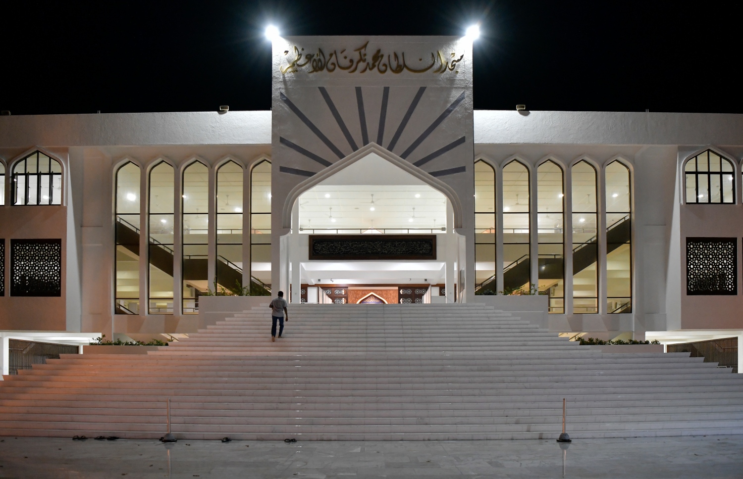 ހަތާވީސް ވިލޭރޭގެ ދަމުނަމާދު ކުރުމަށް އިސްލާމީ މަރުކަޒަށް މީހަކު އަރަނީ-- ފޮޓޯ: ނިޝާން އަލީ/މިހާރު