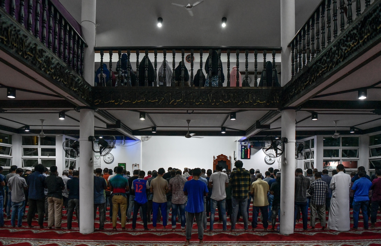 ހަތާވީސް ވިލޭރޭގެ ދަމުނަމާދު ޝަހީދު އަލީ މިސްކިތުގައި ކުރަނީ: ލައިލަތުލް ގަދްރިވިލޭރޭގެ މާތްކަން ހޯދަން ގަދައަޅައި މަސައްކަތް ކުރަންޖެހޭ-- ފޮޓޯ: ނިޝާން އަލީ/މިހާރު