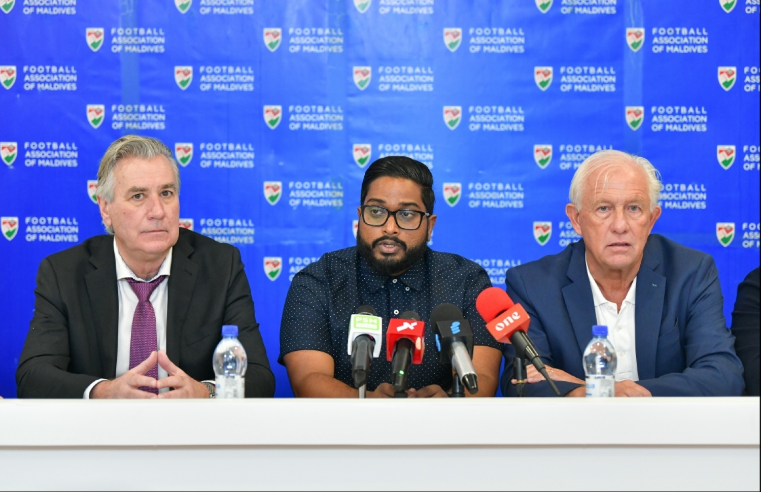 ގައުމީ ޓީމުގެ ކުރީގެ ކޯޗު ކޫޕްމަން އާއި ބައްސާމް އަދި ކުރިގެ އެސިސްޓެންޓް ކޯޗު ރެނޭ ހިޑިންކް: މި ދެކޯޗުންގެ ކޮންޓްރެކްޓް ގަވާއިދާ ހިލާފށް ބާތިލު ކުރި މައްސަލާގައި ބަދަލު ދޭޏް ފީފާއިން އެންގި --- ފައިލް ފޮޓޯ: މިހާރު