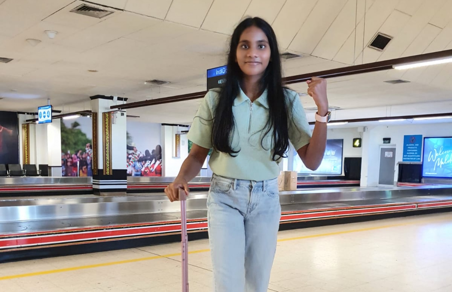 މިއަދު ރާއްޖެ އައިސް ދީމާ އެއާޕޯޓްގައި ފޮޓޯއަކަށް ހުއްޓިލައިގެން: ގައުމީ ޓީމުގެ ޓްރޭނިންތަކުގައި އޭނާ ބައިވެރިވާނީ މާދަމާ ރޭ