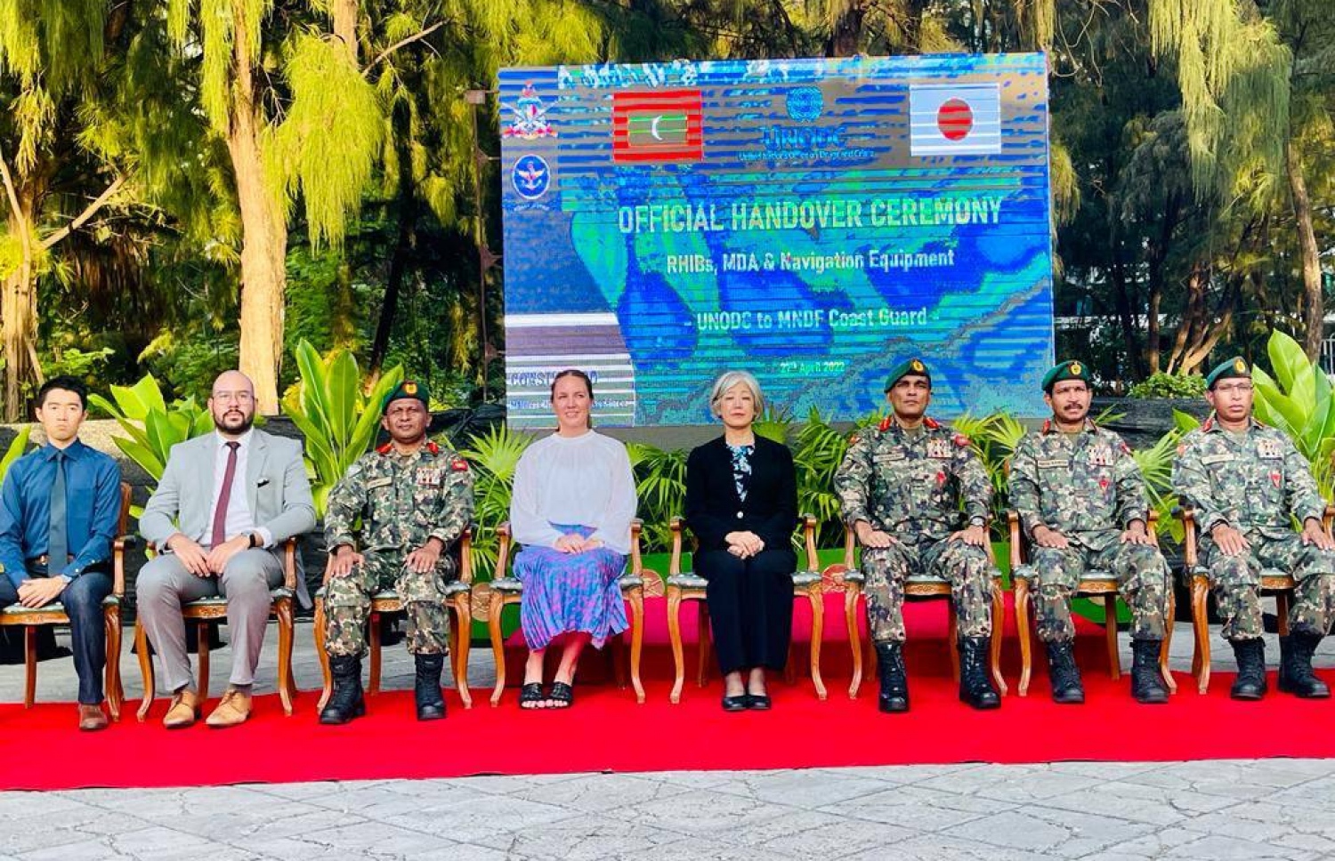 ޖަޕާން ސަރުކާރުގެ ހިލޭ އެހީގެ ދަށުން ކޯސްޓްގާޑަށް ބޭނުންވާ އާލާތްތަކެއް ހަދިޔާކުރުމަށް ބޭއްވި ރަސްމިއްޔާތުގައި ރާއްޖޭގައި ހުންނަވާ ޖަޕާނުގެ ސަފީރާއި ޔޫއެންއޯޑީސީގެ އިސްވެރިންނާއި އަދި އެމްއެންޑީއެފްގެ އިސްވެރިން -- ފޮޓޯ: އެމްއެންޑީއެފް