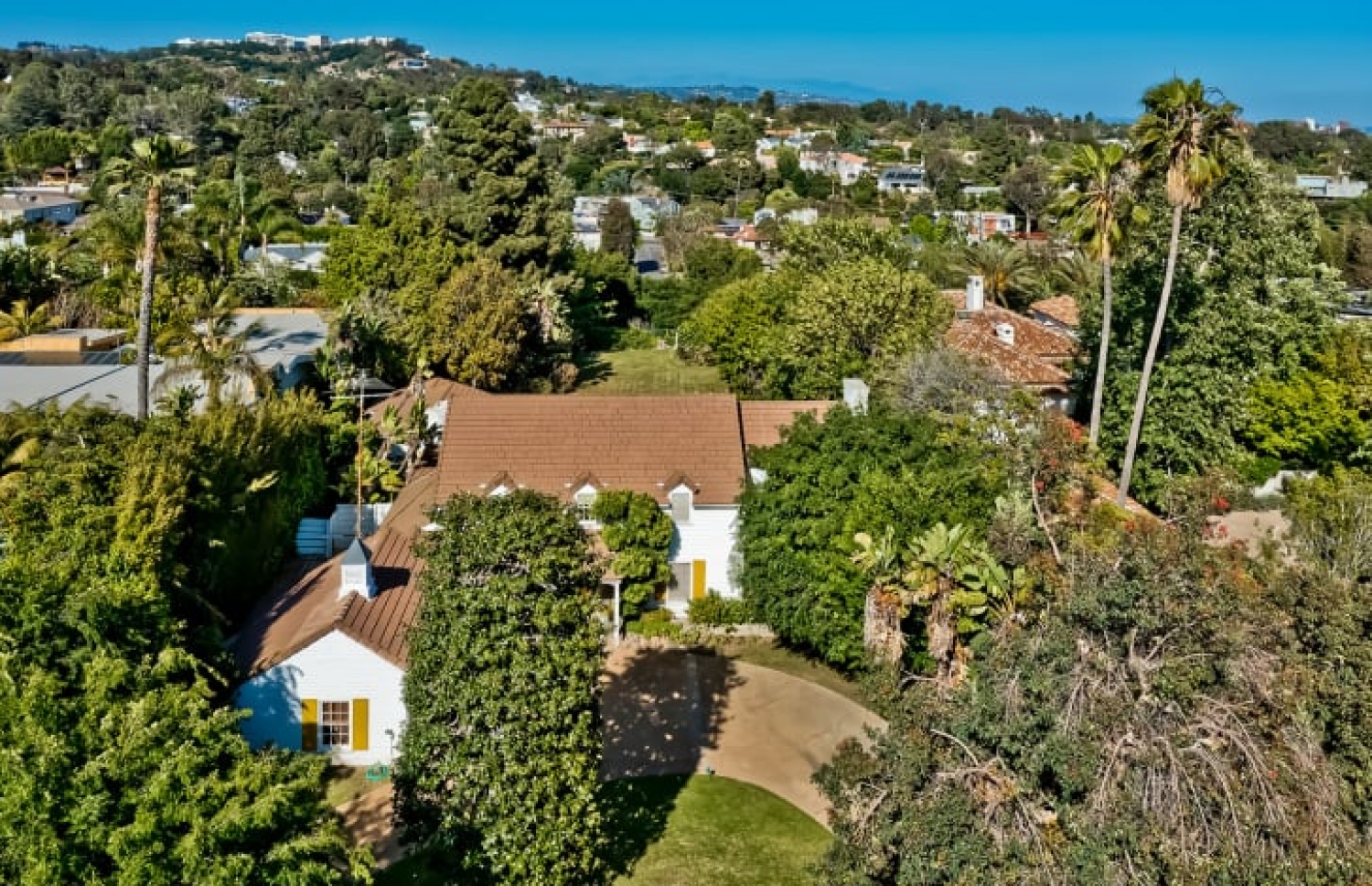 އެމެރިކާގެ ލޮސް އެންޖެލަސްގައި ހުންނަ ބެޓީ ވައިޓްގެ ގެ: އެ ގެ 10 މިލިއަން ޑޮލަރަށް ވިއްކާލަން އިއުލާންކޮށްފައިވޭ.