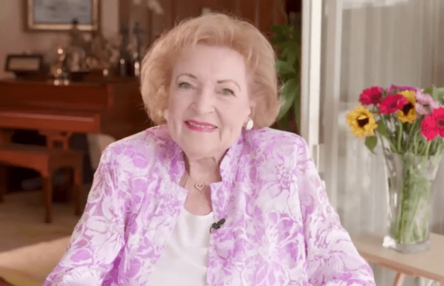 ހޮލީވުޑްގެ އެކްޓަރު ބެޓީ ވައިޓް: ސްޓްރޯކެއް ޖެހިގެން އޭނާ މަރުވީ މިދިޔަ އަހަރު.