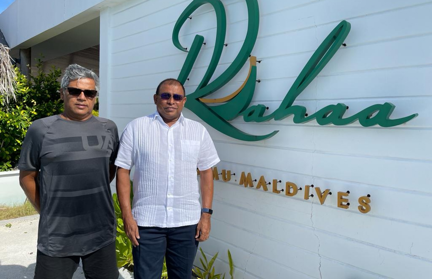 ޓޫރިޒަމް މިނިސްޓަރު ޑރ. މައުސޫމާއެކު މޫސަ، އޭނާގެ ރިސޯޓުގައި ފޮޓޯއަކަށް ހުއްޓިވަޑައިގެން. ލ. އަތޮޅުގައި ބޮޑު އިންވެސްޓްމަންޓެއް ވަނީ ކުރައްވާފައި.-