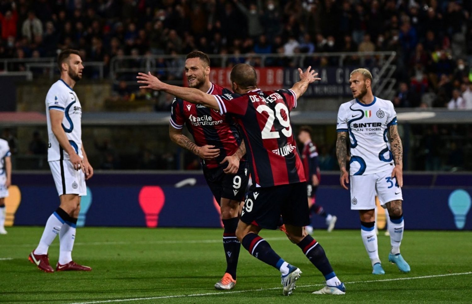 ބޮލޯނިއާގެ ފޯވާޑް އާނޮޓޮވިޗް އިންޓަ މިލާނާ ދެކޮޅަށް ލަނޑު ޖެހުމަށް ފަހު.-- ފޮޓޯ: އޭއެފްޕީ