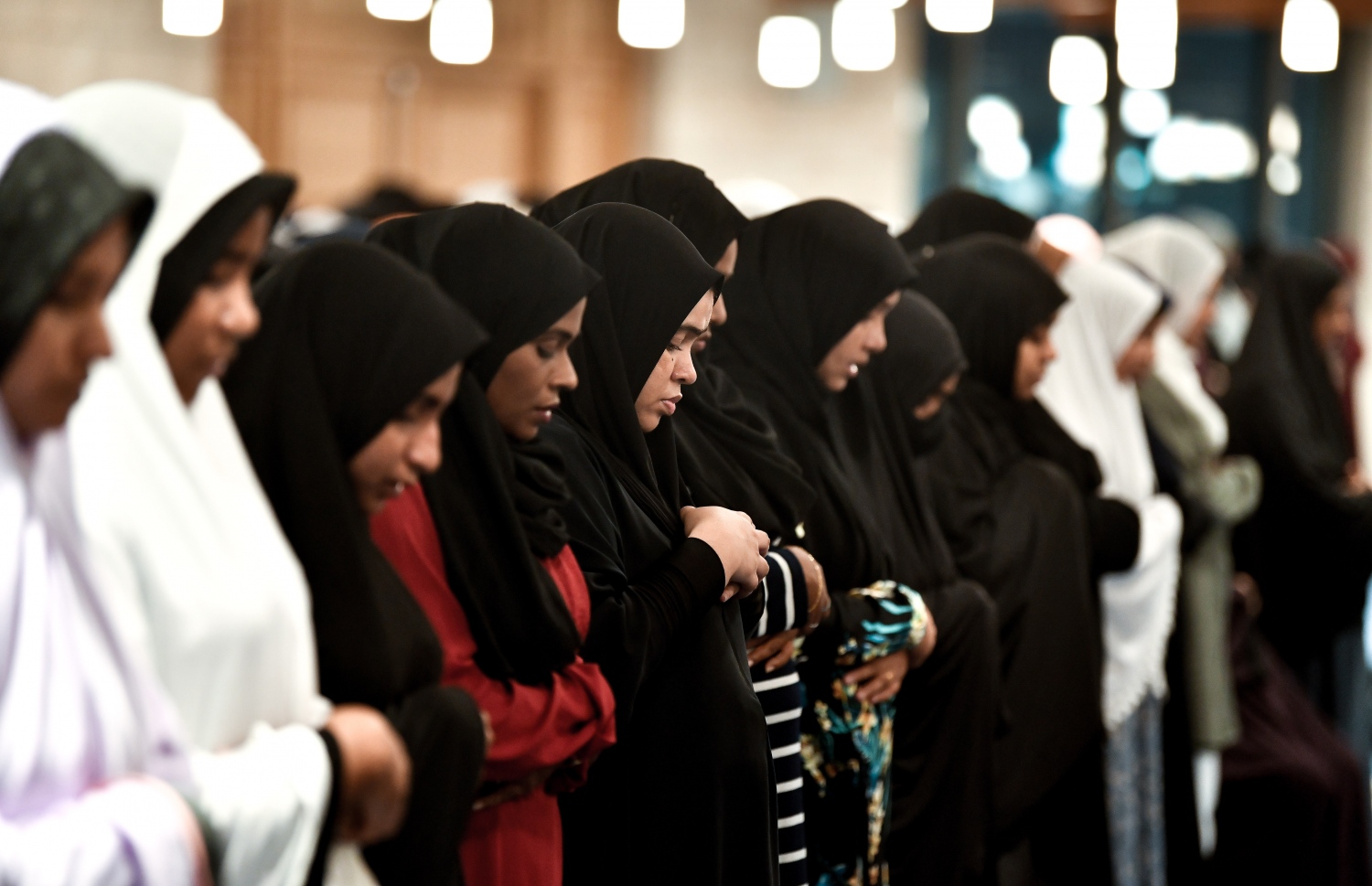 އިސްލާމީ މަރުކަޒުގައި ކުރި ހަތާވީސް ވިލޭރޭގެ ދަމުނަމާދުގައި އަންހެނުން ބައިވެރިވަނީ: އަންހެނުންނާއި ފިރިހެނުް އަދި ކުޑަކުދިންނާއި އުމުރުން ވަރަށް ދުވަސްވީ މީހުން ވެސް ރޭ އަޅުކަމުގައި ބައިވެރިވެރިވޭ. -- ފޮޓޯ: ނިޝާން އަލީ/މިހާރު