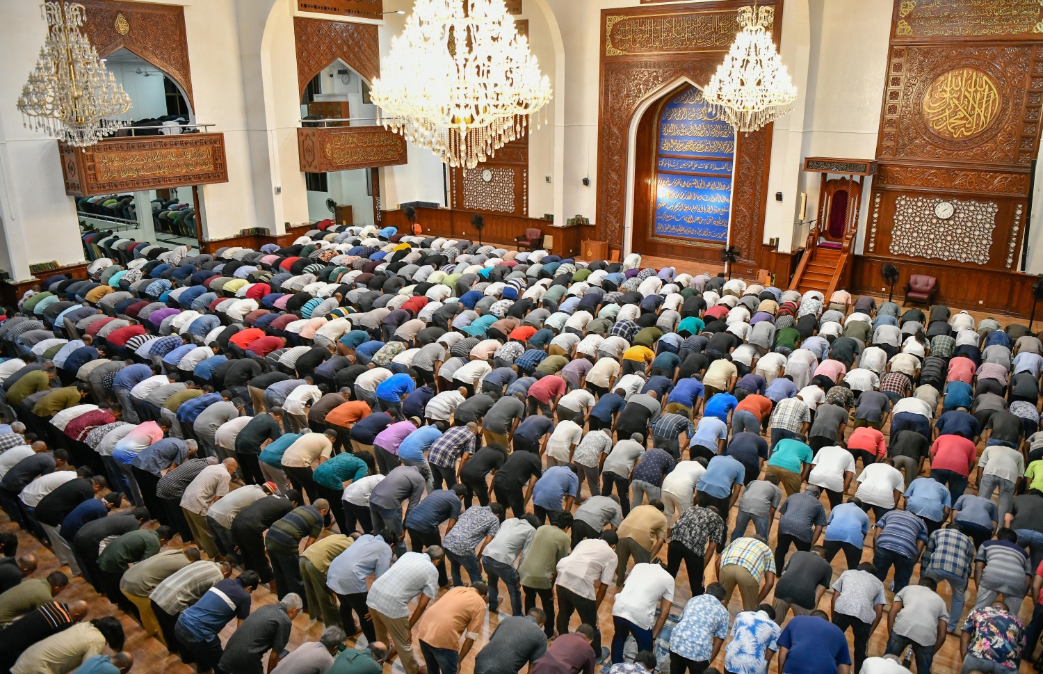 ހަތާވީސްވިލޭރޭގެ ދަމުނަމާދު އިސްލާމީ މަރުކަޒުގައި ކުރަނީ: ލައިލަތުލް ގަދްރިވިލޭރޭގެ މާތްކަން ހޯދަން ގަދައަޅައި މަސައްކަތްކުރާއިރު ހަތާވީސް ވިލޭރޭ އަޅުކަމުގައި ހޭދަކުރާ މީހުންގެ އަދަދު ގިނަ. -- ފޮޓޯ: ނިޝާން އަލީ/މިހާރު