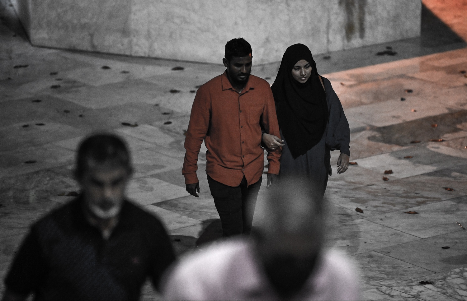 އިސްލާމީ މަރުކަޒުގައި ހަތާވީސް ވިލޭރޭގެ ދަމުނަމާދަށް ދިޔަ ދެ މީހަކު މިސްކިތަށް އަރަނީ: ރަމަޟާން މަހުގެ ފަހު ދިހަޔަކަށް އާއިލާތަކުން އަޅުކަމަށް ހުސްވެ ގިނަ ވަގުތު އަޅުކަމުގައި ހޭދަކުރޭ. -- ފޮޓޯ: ނިޝާން އަލީ/މިހާރު