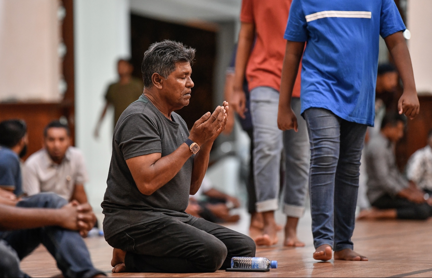 ރޭ އިސްލާމީ މަރުކަޒުގައި މީހަކު ދުއާ ކުރަނީ: ރަމަޟާން މަހަކީ ﷲ ގެ ހަޟްރަތުގައި ދުއާ ދަންނަވައި އަޅުކަން ކުރުމުގައި އެތައް ގޮތަކުން ހާއްސަ މަހެއް. -- ފޮޓޯ: ނިޝާން އަލީ/މިހާރު