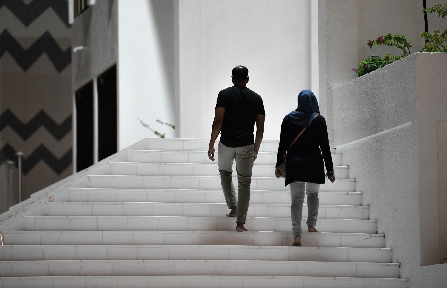 އިސްލާމީ މަރުކަޒުގައި ކުރި ހަތާވީސް ވިލޭރޭގެ ދަމުނަމާދަށް ދިޔަ ދެމަފިރިއަކު މިސްކިތަށް އަރަނީ. -- ފޮޓޯ: ނިޝާން އަލީ/މިހާރު