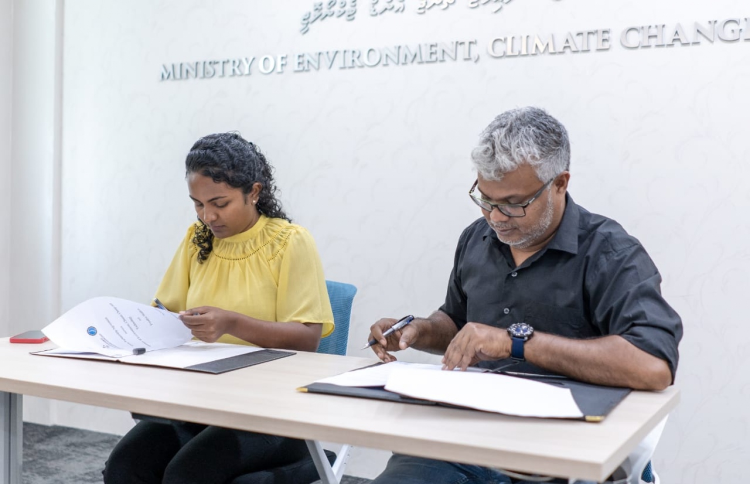 ފްރީ ޑައިވް މޯލްޑިވްސް އާއި އެންވަޔަރްމެންޓް މިނިސްޓްރީއާ ދެމެދު އެއްބަސްވުމުގައި ސޮއި ކުރަނީ