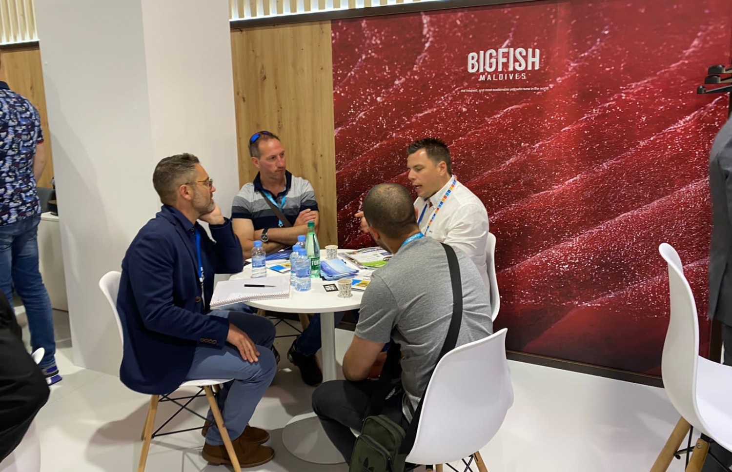 ބާސެލޯނާގައި ނިމުނު ސީފުޑް އެކްސްޕޯގައި ބިގްފިޝް އެކްސްޕޯ އަށް ޒިޔާރަތްކުރި ބަޔަކަށް މައުލޫމާތު ދެނީ