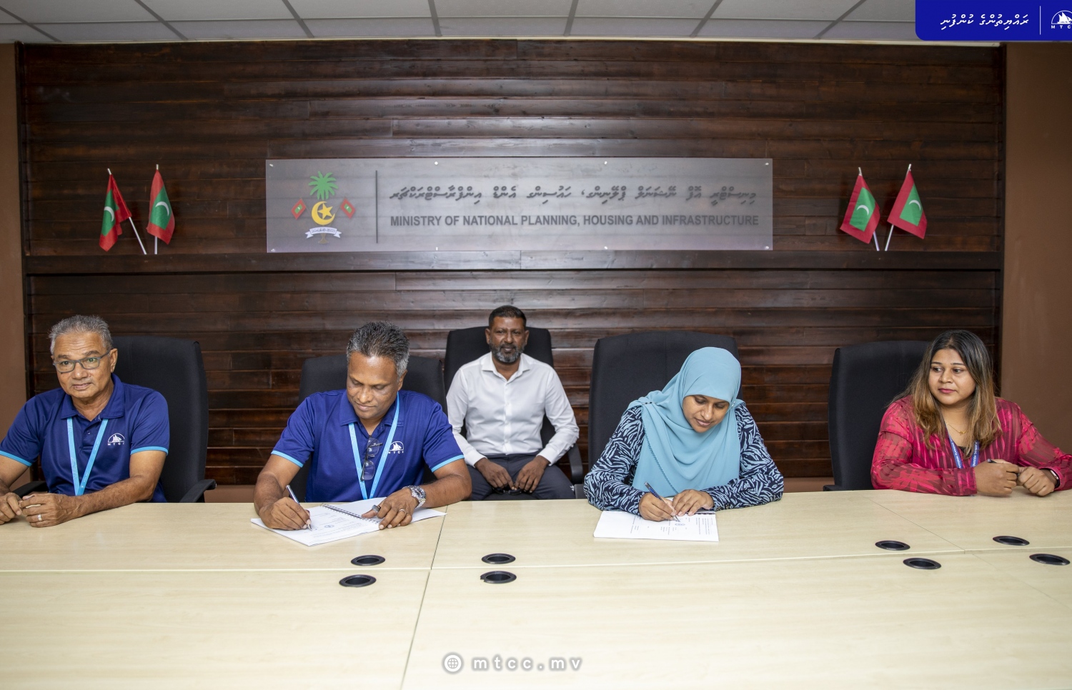 ނަރުދޫ ބަނދަރު ތަރައްގީ ކުރުމުގެ މަޝްރޫއު ސަރުކާރުން އެމްޓީސީސީއާއި ހަވާލުކުރުމުގެ ތެރެއިން. ފޮޓޯ: އެމްޓީސީސީ