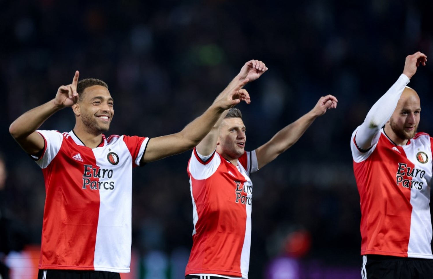 ސެމީގައި ވާދަކުރާ ނެދަލެންޑްސްގެ ފެޔެނޫޑް އިން އަމިއްލަ ދަނޑުގައި ކުޅުނު މެޗް ކާމިިޔާބު ކުރުމަށް ފަހު، ފޯވާޑް ޑެސާސް ޓީމުގެ ކުޅުންތެރިންނާއި ސަޕޯޓަރުންނާ އެކު އުފާފާޅުކުރުމުގައި.-- ފޮޓޯ: އޭއެފްޕީ