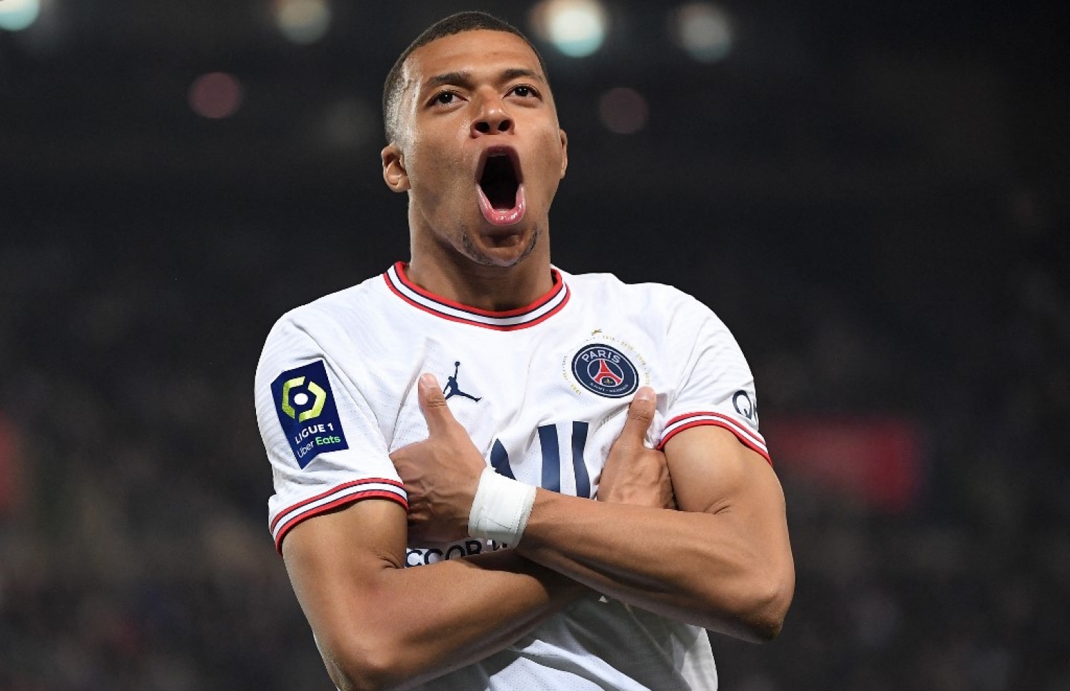 އެމްބާޕޭ ސްޓްރާސްބޯގް ކޮޅަށް ޕީއެސްޖީގެ ތިންވަނަ ލަނޑު ޖެހުމަށް ފަހު.-- ފޮޓޯ: އޭއެފްޕީ