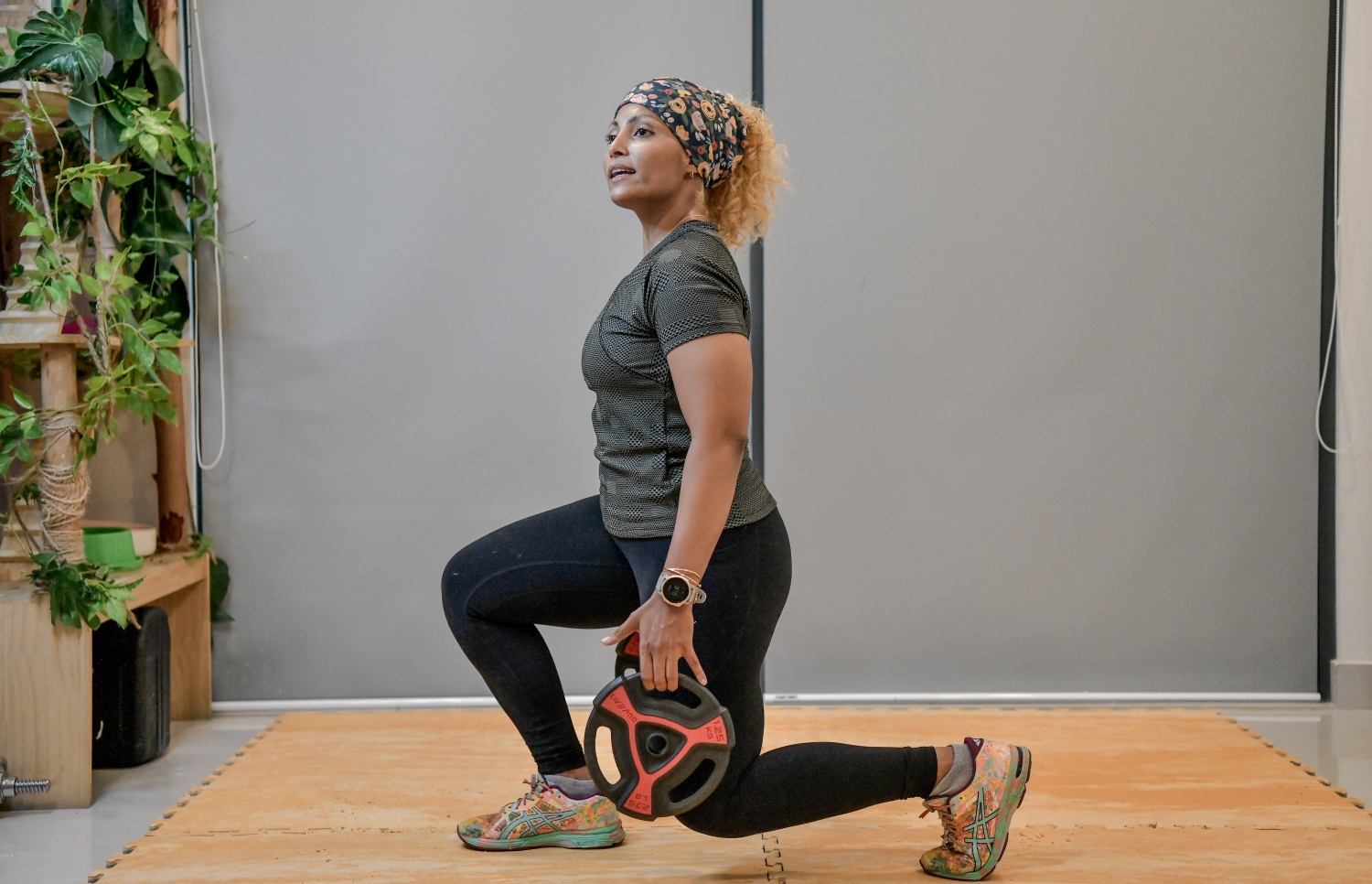 ފިޓްނަސް ޓްރެއިނަރު ޝާމިލާ އަހްމަދު (ޝާލު) އޭނާގެ ގޭގައި ކުޑަކުޑަ ސެޓެއް ހަދައިގެން ބާއްވާ އޮންލައިން ބޫޓް ކޭމްޕްގެ ކުލާހެއް ނަގައިދެނީ -- ފޮޓޯ: ނިޝާން އަލީ | މިހާރު