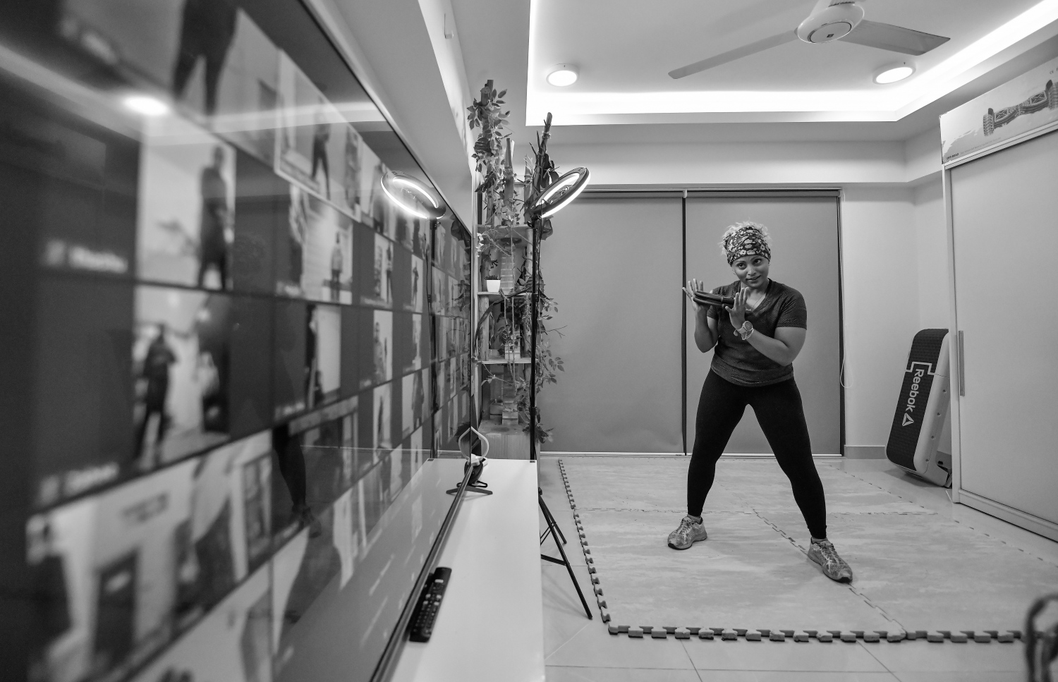 ފިޓްނަސް ޓްރެއިނަރު ޝާމިލާ އަހްމަދު (ޝާލު) އޭނާގެ ގޭގައި ކުޑަކުޑަ ސެޓެއް ހަދައިގެން ބާއްވާ އޮންލައިން ބޫޓް ކޭމްޕްގެ ކުލާހެއް ނަގައިދެނީ -- ފޮޓޯ: ނިޝާން އަލީ | މިހާރު