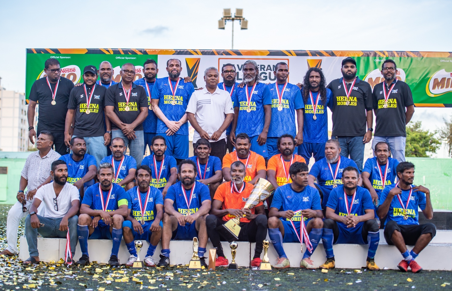 ހުޅުމާލެ ވެޓެރަންސް ކްލަބްގެ ކުޅުންތެރިންނާއި އޮފިޝަލުން ތަށި ކާމިޔާބު ކުރުމަށް ފަހު ފޮޓޯ އަކަށް ހުއްޓިލައިގެން: މިއީ އެޓީމުން ވާދަކުރި ލޯކަލް ފުރަތަމަ މުބާރާތް --- ފޮޓޯ: ނިޝާން އަލީ | މިހާރު