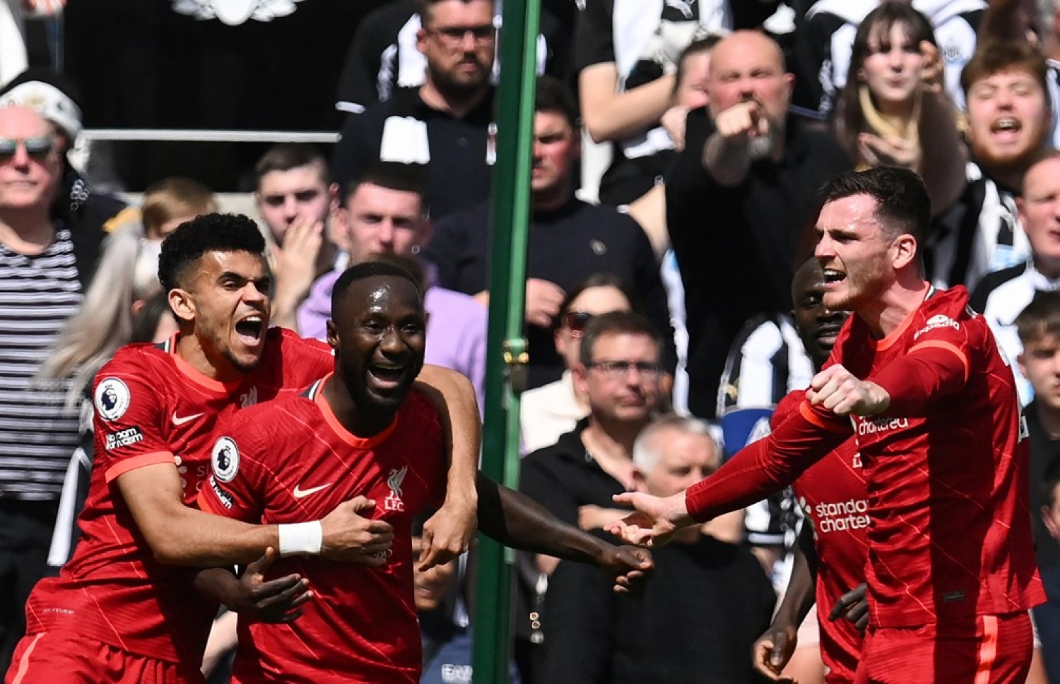 ލިވަޕޫލްގެ ހަމައެކަނި ލަނޑު ޖެހުމަށް ފަހު ނަބީ ކެއިޓާ (ވ-2)، އާއި ޓީމު ބައެއް ކުޅުންތެރިން އުފާ ފާޅުކުރަނީ.-- ފޮޓޯ: އޭއެފްޕީ