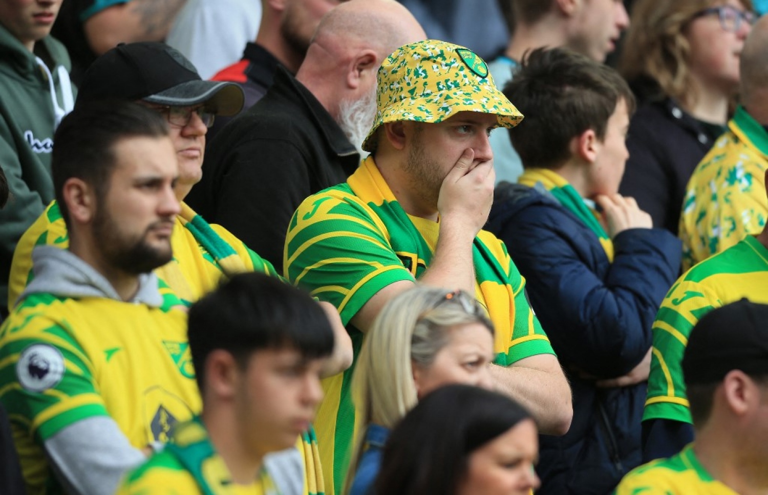 މާޔޫސް ވެފައި ދަނޑުގައި ތިބި ނޯރިޗުގެ ބައެއް ސަޕޯޓަރުން.-- ފޮޓޯ: އޭއެފްޕީ