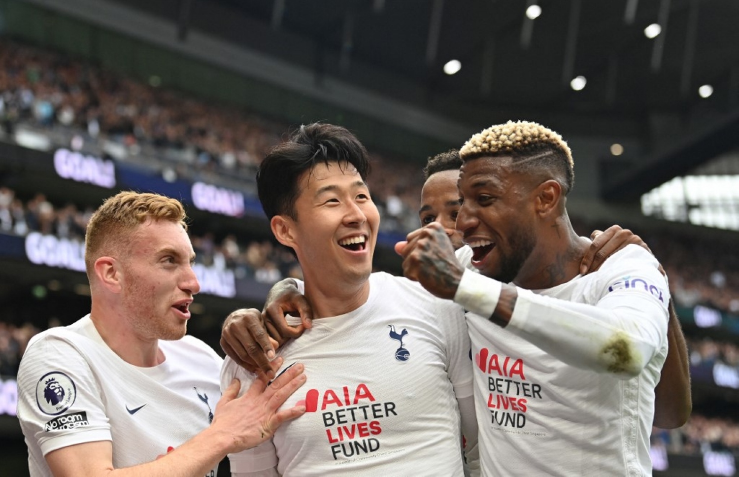 ސޮން (މ) ލަނޑު ޖެހުމަށް ފަހު އުފާފާޅުކުރަނީ. ސޮން ވަނީ މެޗުގެ ފުރަތަމަ ލަނޑު ޖަހަން އެހީވެފައި. ސޮން ޖެހި ދެ ލަނޑު ޖަހަން ފުރުސަތު ތަނަވަސް ކޮށްދިނީ ކުލުސެވްސްކީ (ވ).-- ފޮޓޯ: އޭއެފްޕީ