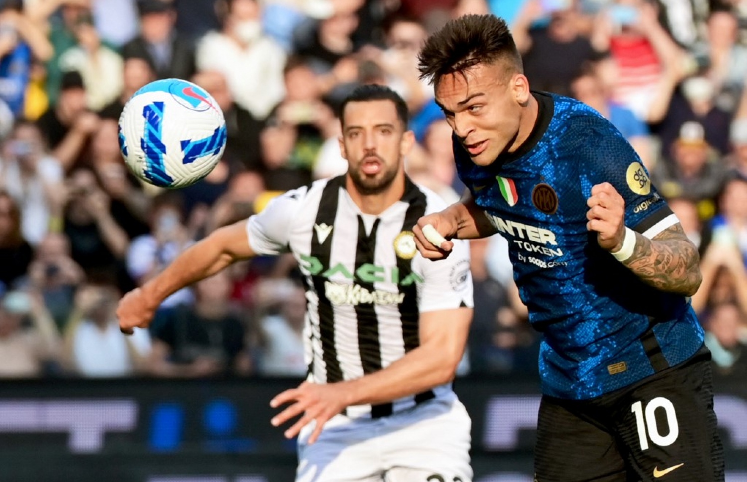 އިންޓަ މިލާނުގެ މާޓިނޭޒް، އުޑިނޭޒީ ކޮޅަށް ލަނޑު ޖަހަނީ.-- ފޮޓޯ: އޭއެފްޕީ