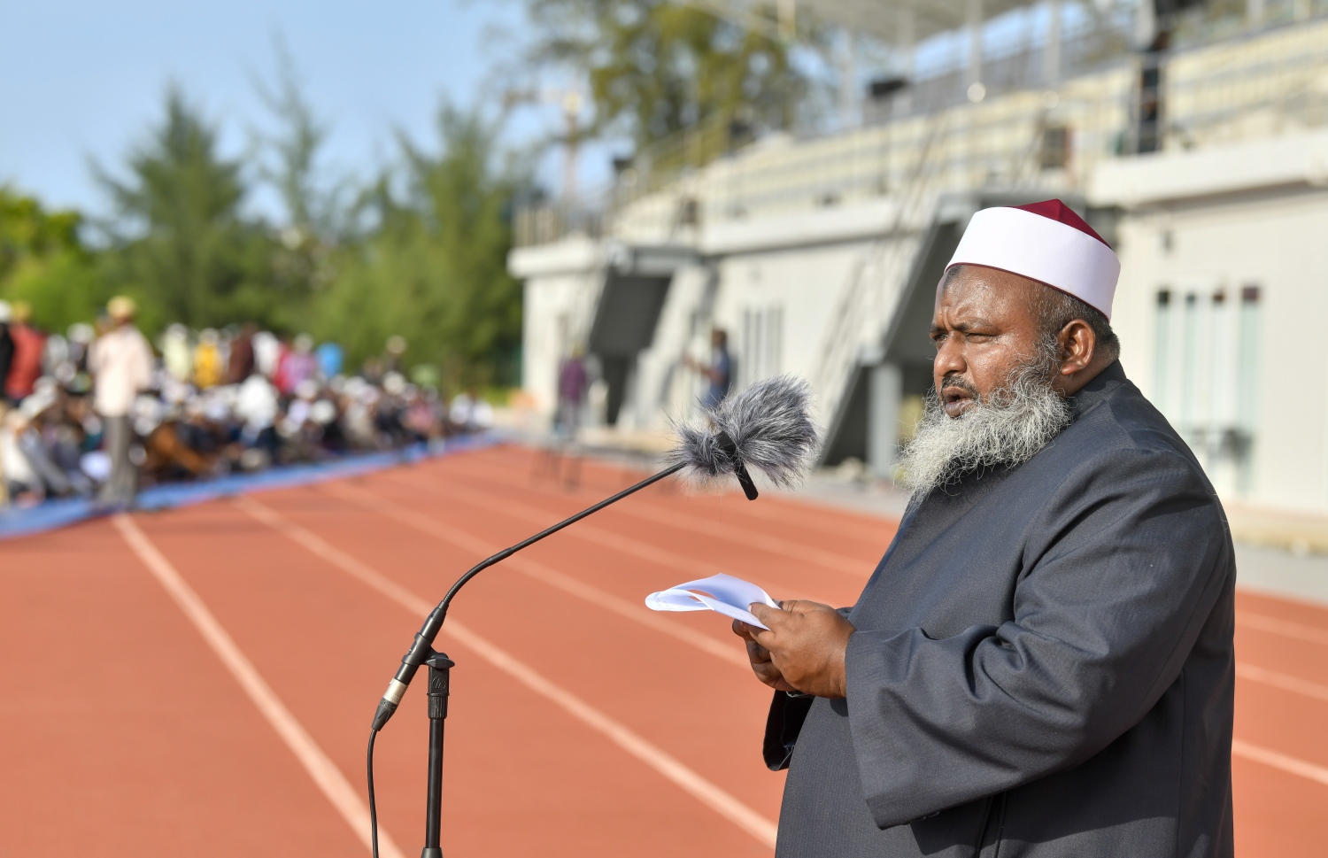 ހުޅުމާލޭގެ ސްޓޭޑިއަމް ސަރަހައްދުގައި ކުރި ފިތުރު އީދު ނަމާދުގެ ބޮޑު ޖަމާއަތުގައި ޑރ. އިޔާޒް އަބްދުއްލަތީފް އީދު ހުތުބާ ވިދާޅުވަނީ: އާއިލީ އަދި އެ ނޫން ވެސް ގުޅުންތައް ބަދަހިކުރަން ހުތުބާގައި ގޮވައިލި. އަދި އީދުގެެ އުފަލުގައި ފަގީރުންނާއި މިސްކީނުން ވެސް ބައިވެރިކޮށް، އީދުގެ އުފާ އެ މީހުންނަށް ފޯރުކޮށްދޭން ވެސް އިލްތިމާސްކުރި.---ފޮޓޯ: ނިޝާން އަލީ| މިހާރު