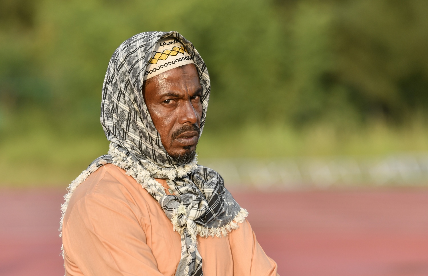 ހުޅުމާލޭގެ ސްޓޭޑިއަމް ސަރަހައްދުގައި ކުރި ފިތުރު އީދު ނަމާދުގެ ބޮޑު ޖަމާއަތަށް ދިޔަ މީހަކު މަޑުކޮށްލައިގެން.---ފޮޓޯ: ނިޝާން އަލީ| މިހާރު