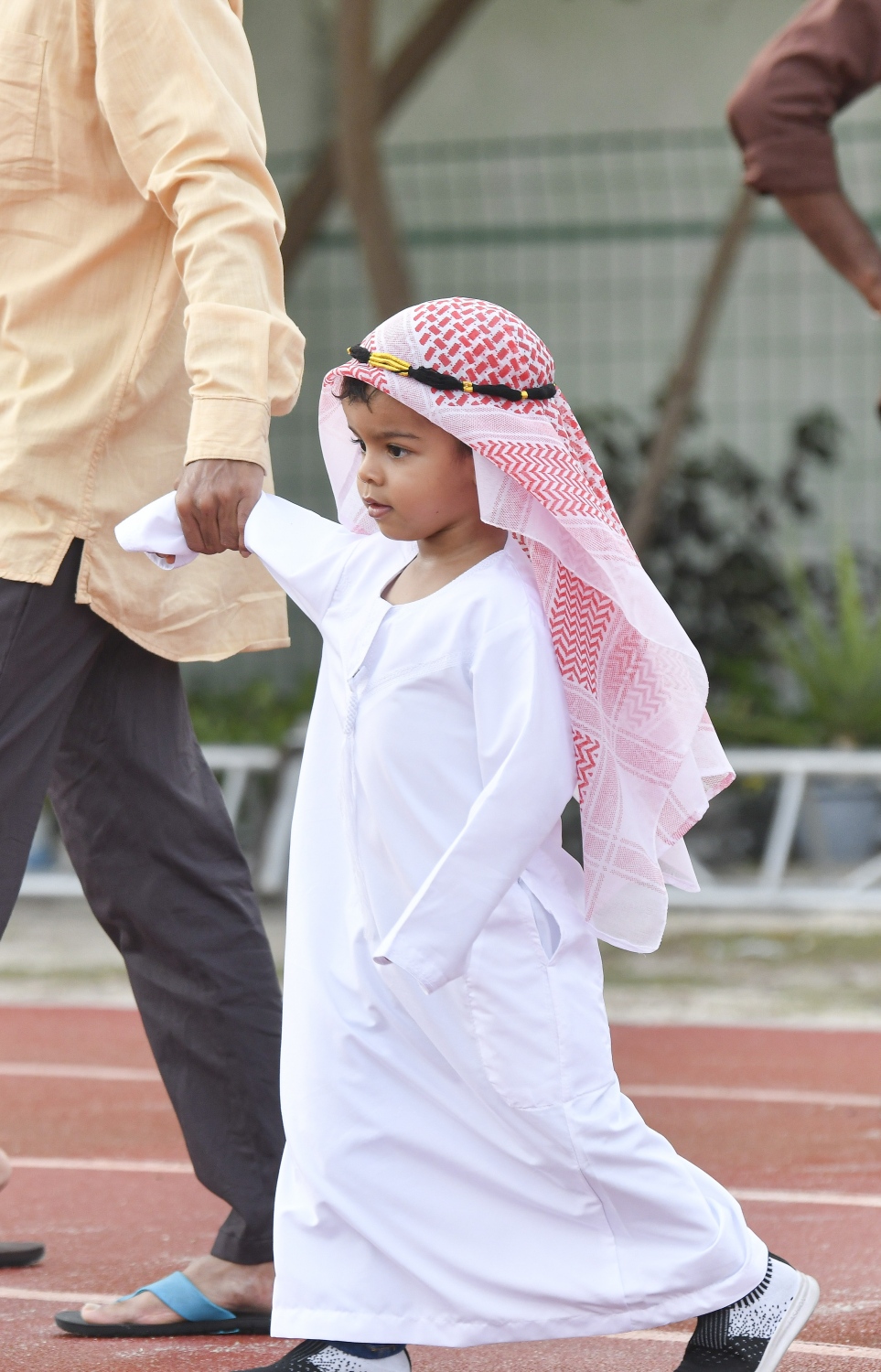 ހުޅުމާލޭގެ ސްޓޭޑިއަމް ސަރަހައްދުގައި ކުރި ފިތުރު އީދު ނަމާދުގެ ބޮޑު ޖަމާއަތަށް ކުޑަކުއްޖަކު ގޮވައިގެން ދަނީ: އީދު ނަމާދަށް ކުޑަކުދިން ގެންދަން ބެލެނިވެރިން ވަރަށް ބޮޑު އިސްކަމެއް ދޭ.---ފޮޓޯ: ނިޝާން އަލީ| މިހާރު