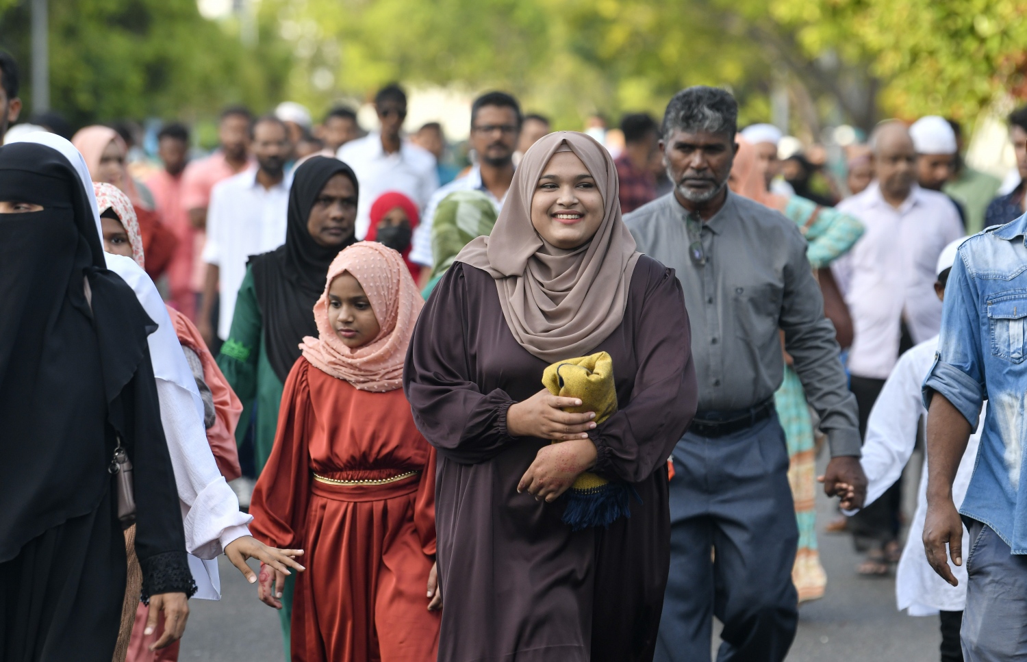 ހުޅުމާލޭގެ ސްޓޭޑިއަމް ސަރަހައްދުގައި ކުރި ފިތުރު އީދު ނަމާދުގެ ބޮޑު ޖަމާއަތަށް ބަޔަކު ދަނީ: އީދު ފާހަގަކުރާއިރު، އެންމެ ބޮޑު އިސްކަމެއް ދޭން ޖެހޭ ކަމަކީ ނިއުމަތްތަކަށް ﷲ އަށް ޝުކުރުވެރިވުމަށް.---ފޮޓޯ: ނިޝާން އަލީ| މިހާރު